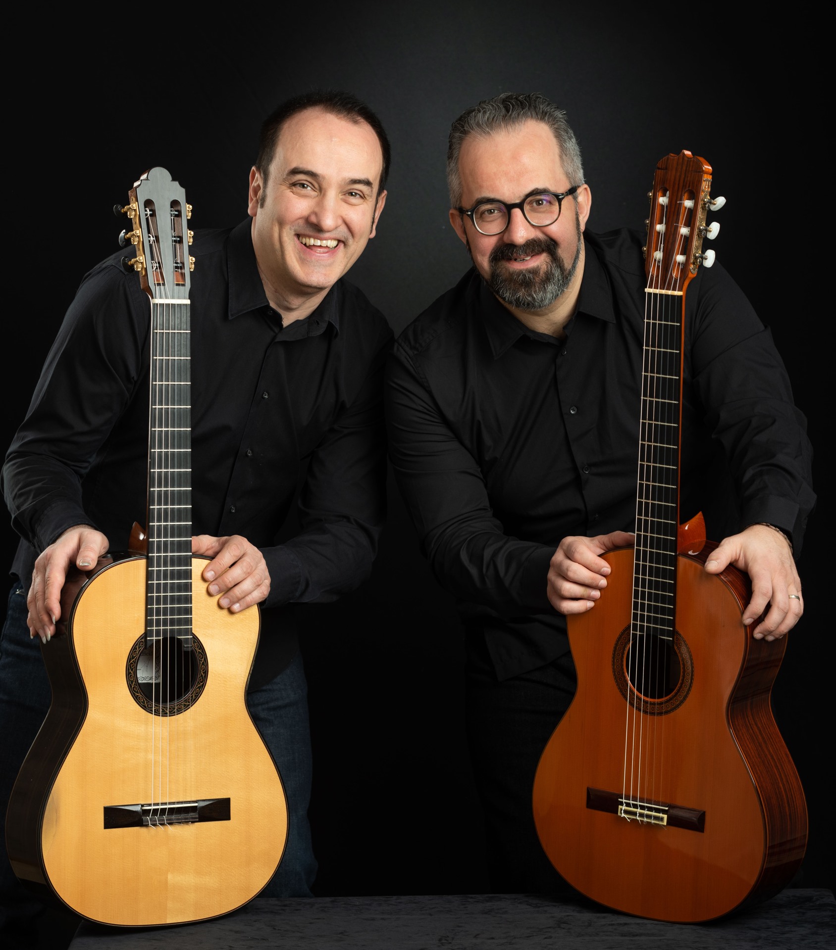 dwóch uśmiechniętych gitarzystów