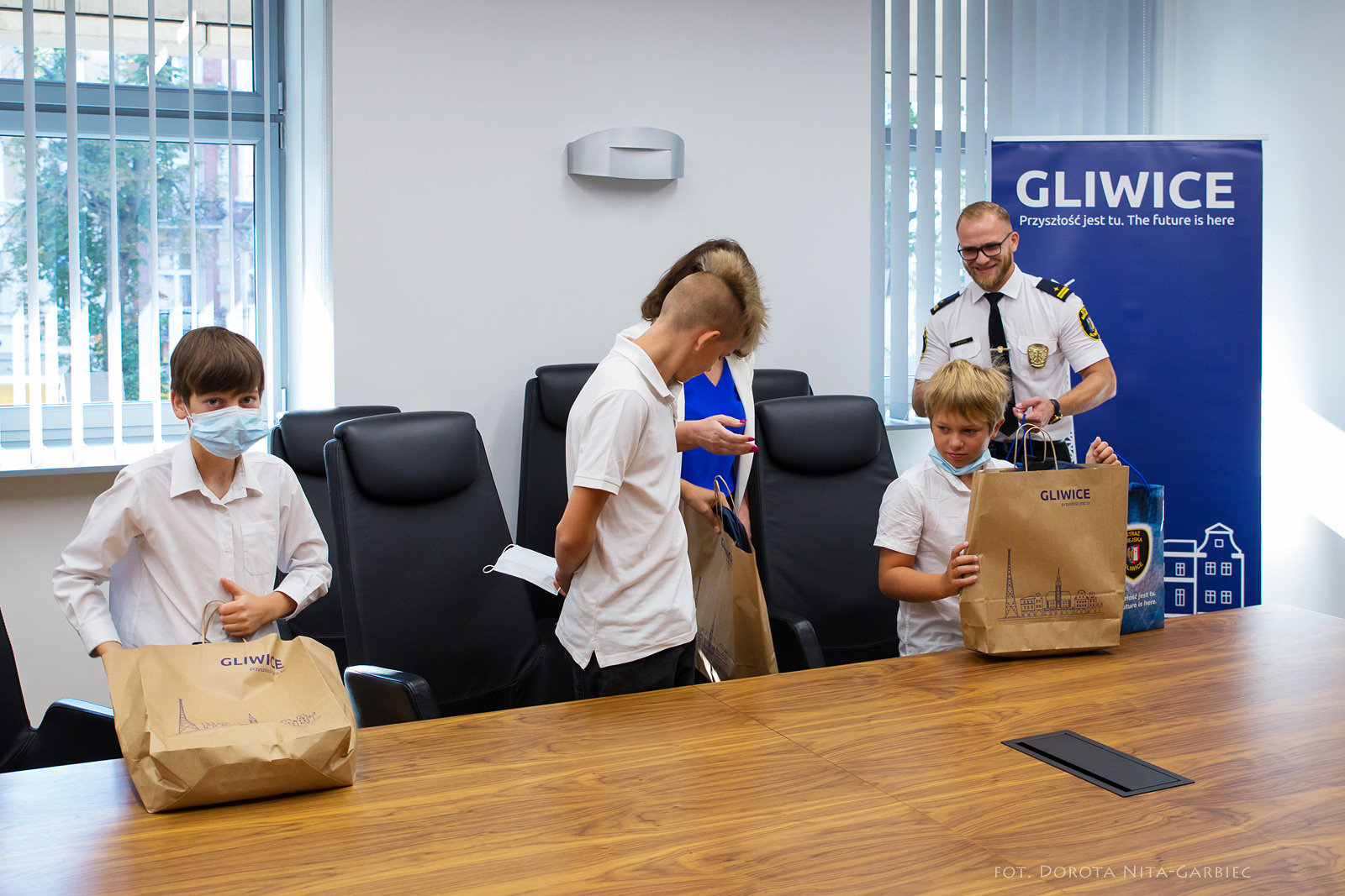 Spotkanie uczniów ZSP10 i ZSO7 z Z-cą Preydenta Miasta Gliwice Ewą Weber i z-cą Komendanta Straży Miejskiej Rafałem Bogdołem. Spotkanie uczniów ZSP10 i ZSO7 z Z-cą Preydenta Miasta Gliwice Ewą Weber i z-cą Komendanta Straży Miejskiej Rafałem Bogdołem.