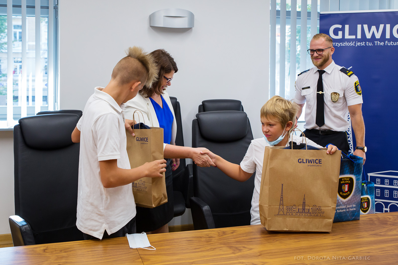 Spotkanie uczniów ZSP10 i ZSO7 z Z-cą Preydenta Miasta Gliwice Ewą Weber i z-cą Komendanta Straży Miejskiej Rafałem Bogdołem. Spotkanie uczniów ZSP10 i ZSO7 z Z-cą Preydenta Miasta Gliwice Ewą Weber i z-cą Komendanta Straży Miejskiej Rafałem Bogdołem.