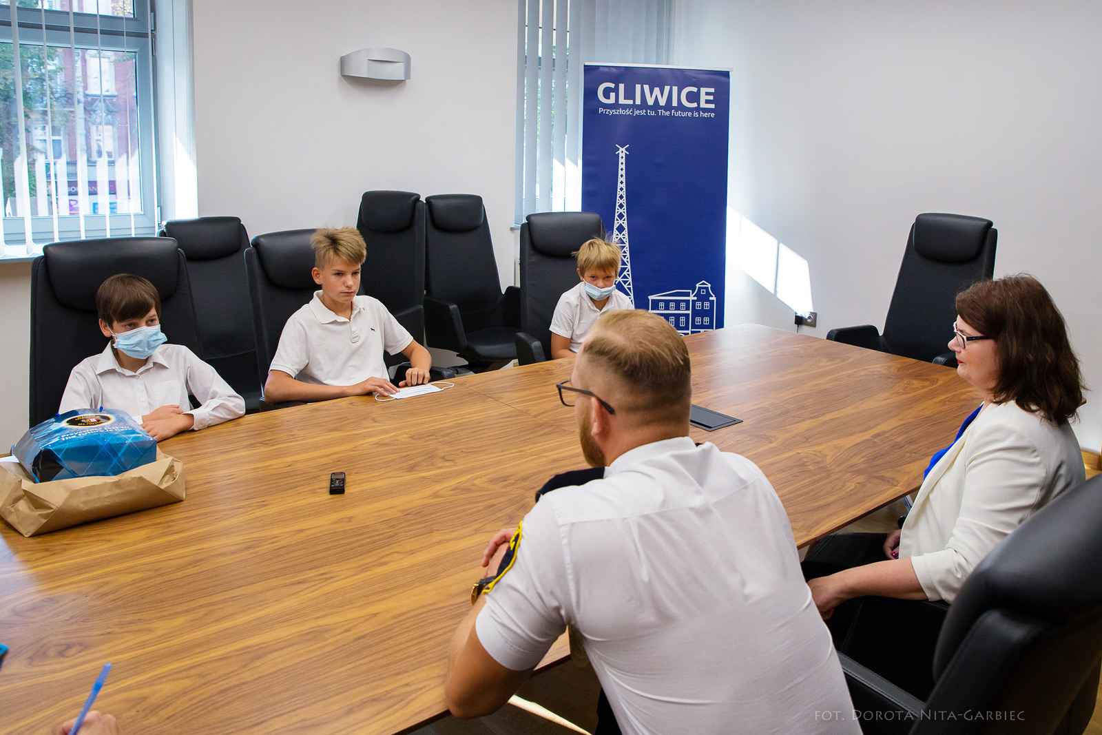 Spotkanie uczniów ZSP10 i ZSO7 z Z-cą Preydenta Miasta Gliwice Ewą Weber i z-cą Komendanta Straży Miejskiej Rafałem Bogdołem. Spotkanie uczniów ZSP10 i ZSO7 z Z-cą Preydenta Miasta Gliwice Ewą Weber i z-cą Komendanta Straży Miejskiej Rafałem Bogdołem.