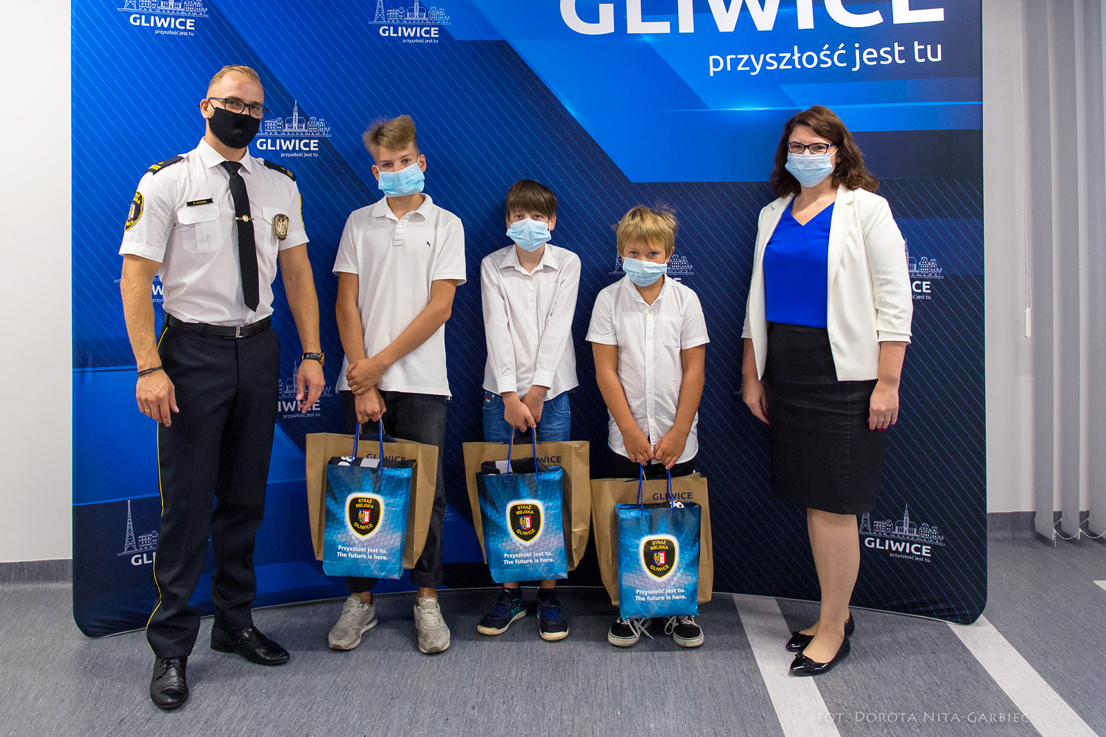Spotkanie uczniów ZSP10 i ZSO7 z Z-cą Preydenta Miasta Gliwice Ewą Weber i z-cą Komendanta Straży Miejskiej Rafałem Bogdołem. Spotkanie uczniów ZSP10 i ZSO7 z Z-cą Preydenta Miasta Gliwice Ewą Weber i z-cą Komendanta Straży Miejskiej Rafałem Bogdołem.