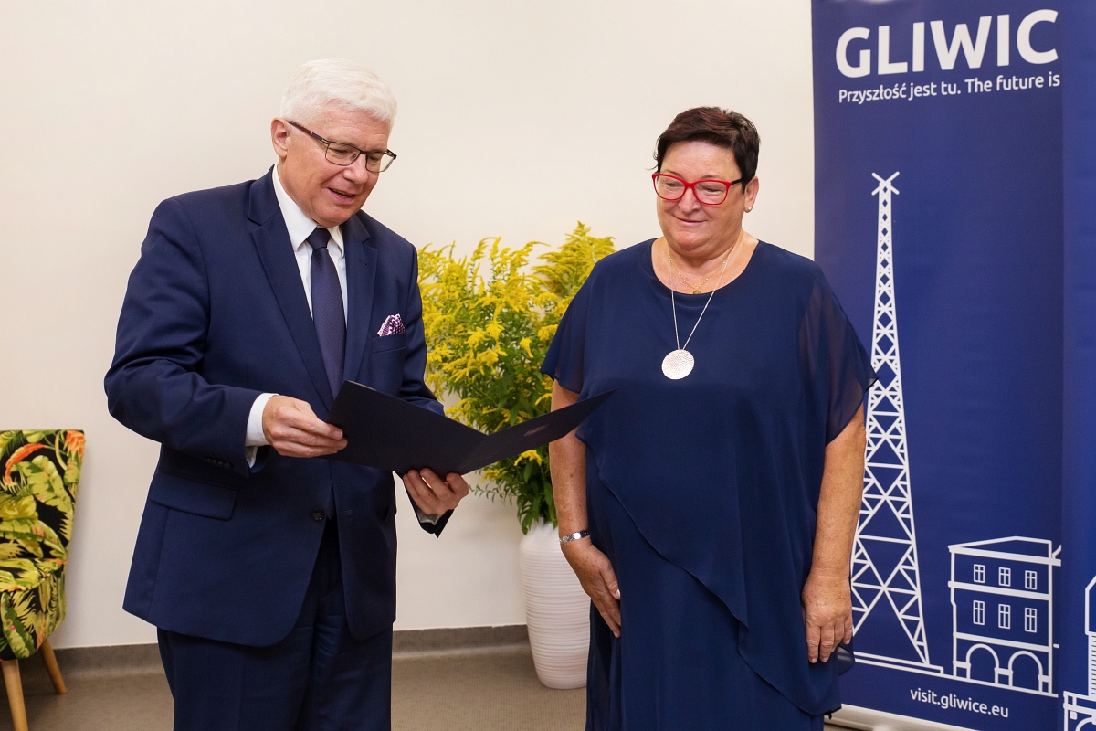 Podziękowanie za wieloletnią pracę na rzecz gliwickiej oświaty Jolancie Winkler – wieloletniemu dyrektorowi Szkoły Podstawowej nr 10 w Gliwicach, a następnie Zespołu Szkolno-Przedszkolnego nr 7. Spotkanie z okazji Inauguracji Roku Szkolnego 2020/2021