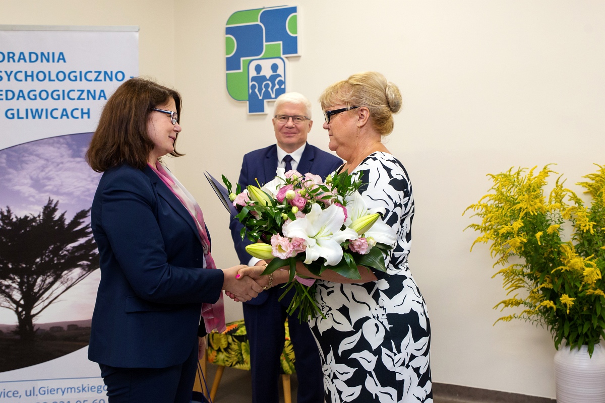 Podziękowanie za wieloletnią pracę na rzecz gliwickiej oświaty Grażynie Wach, która pełniła funkcje dyrektora Szkoły Podstawowej nr 28 w Gliwicach. Spotkanie z okazji Inauguracji Roku Szkolnego 2020/2021