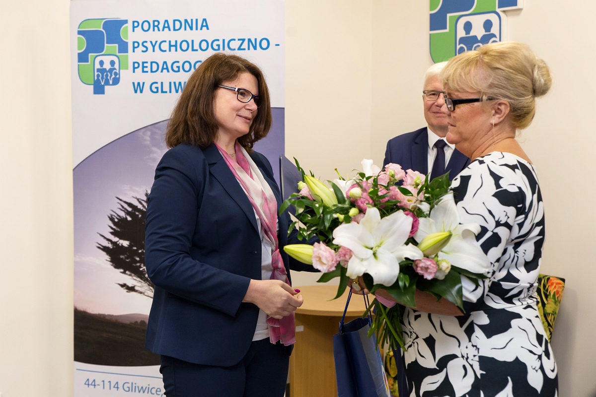 Podziękowanie za wieloletnią pracę na rzecz gliwickiej oświaty Grażynie Wach, która pełniła funkcje dyrektora Szkoły Podstawowej nr 28 w Gliwicach. Spotkanie z okazji Inauguracji Roku Szkolnego 2020/2021