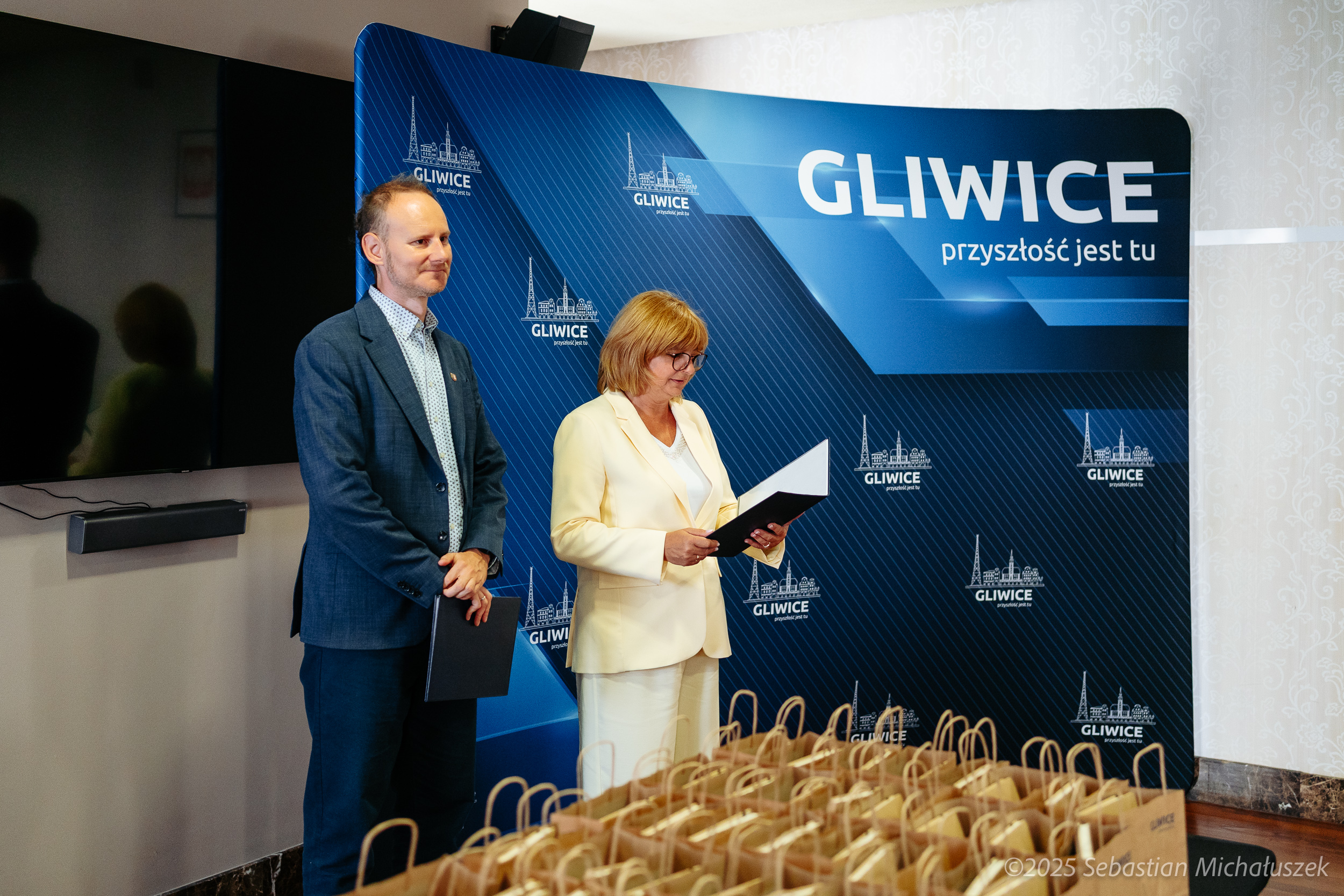 Pan Łukasz Gorczyński - Zastępca Prezydenta Miasta Gliwice i Pani Barbara Gzik - Dyrektor Wydziału Edukacji