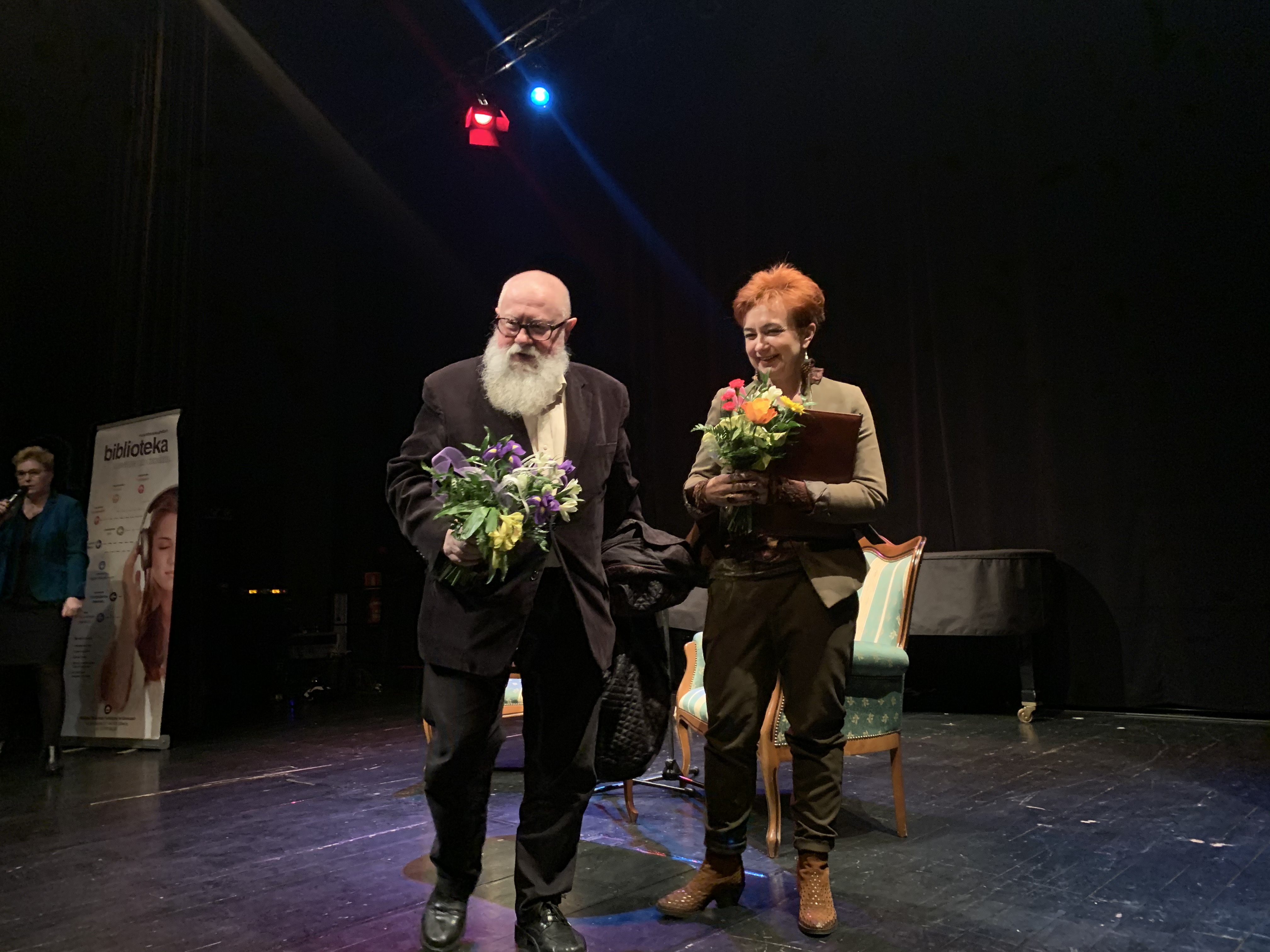 prof. Bralczyk i red. Strzemińska stoją na scenie