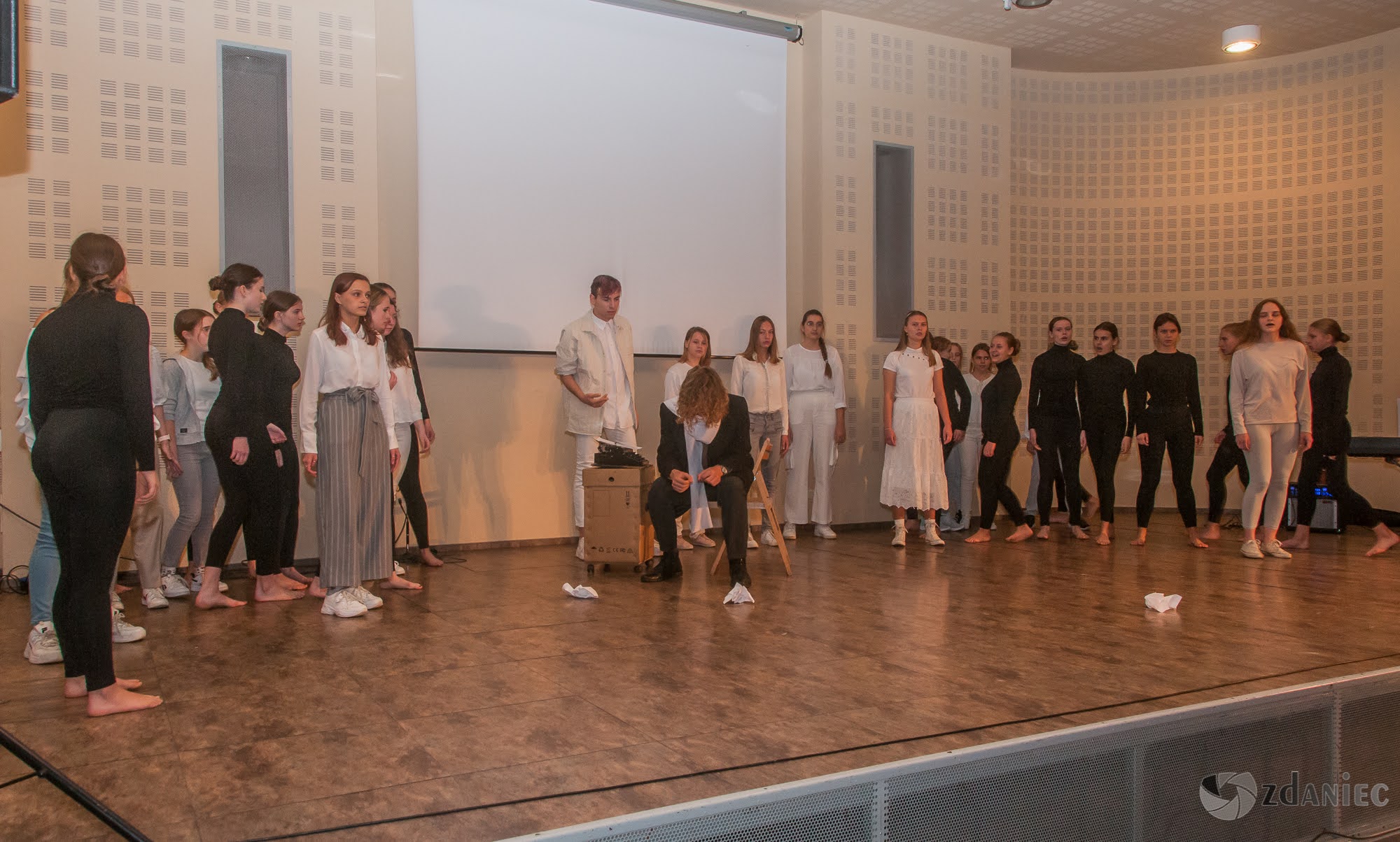Uroczystość nadania imienia Tadeusza Różewicza Szkole Podstawowej nr 23 w Gliwicach foto: Z. Daniec Uroczystość nadania imienia Tadeusza Różewicza Szkole Podstawowej nr 23 w Gliwicach foto: Z. Daniec