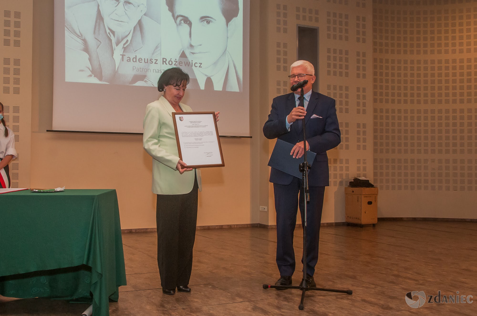 Uroczystość nadania imienia Tadeusza Różewicza Szkole Podstawowej nr 23 w Gliwicach foto: Z. Daniec Uroczystość nadania imienia Tadeusza Różewicza Szkole Podstawowej nr 23 w Gliwicach foto: Z. Daniec