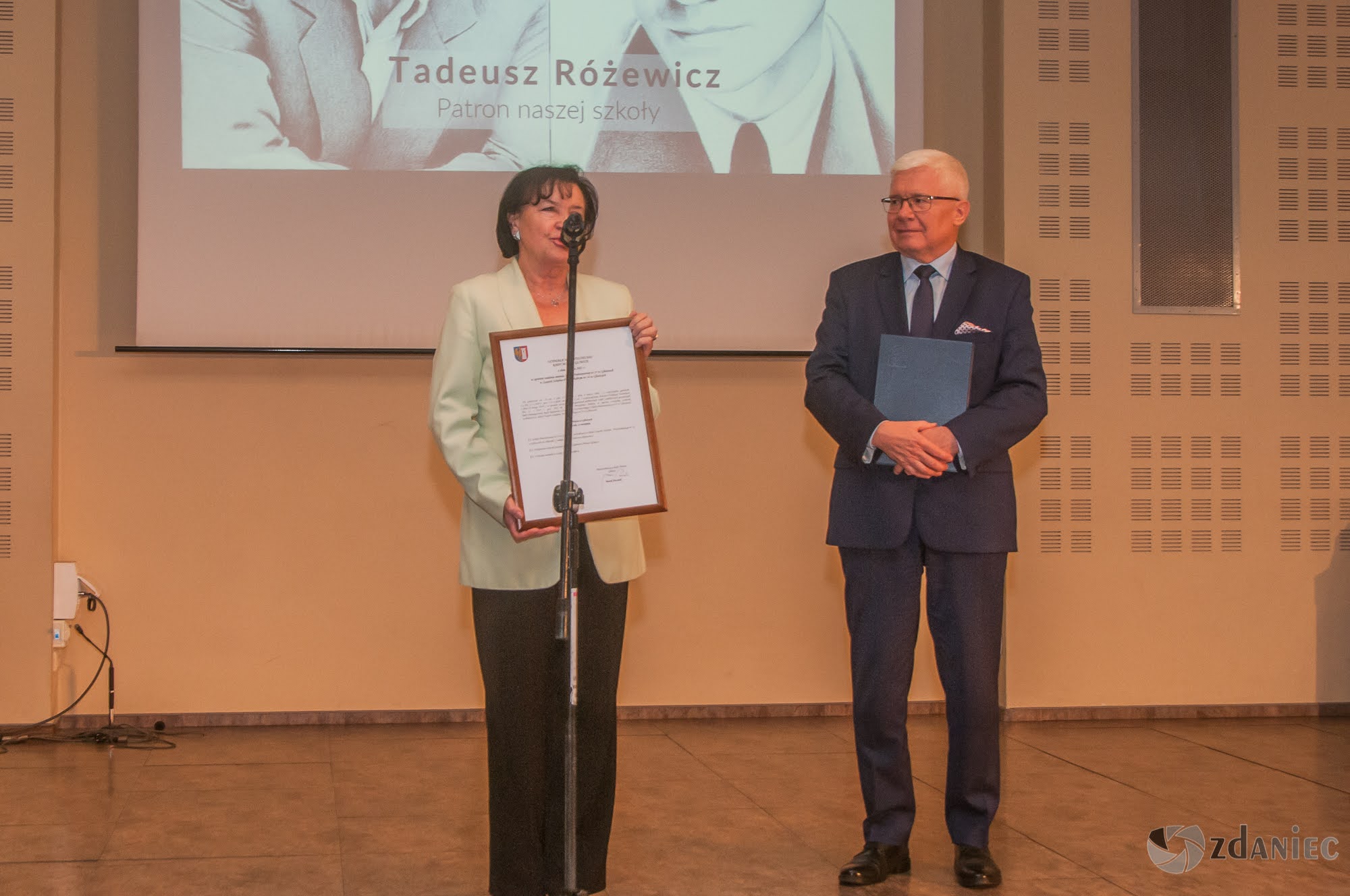 Uroczystość nadania imienia Tadeusza Różewicza Szkole Podstawowej nr 23 w Gliwicach foto: Z. Daniec Uroczystość nadania imienia Tadeusza Różewicza Szkole Podstawowej nr 23 w Gliwicach foto: Z. Daniec