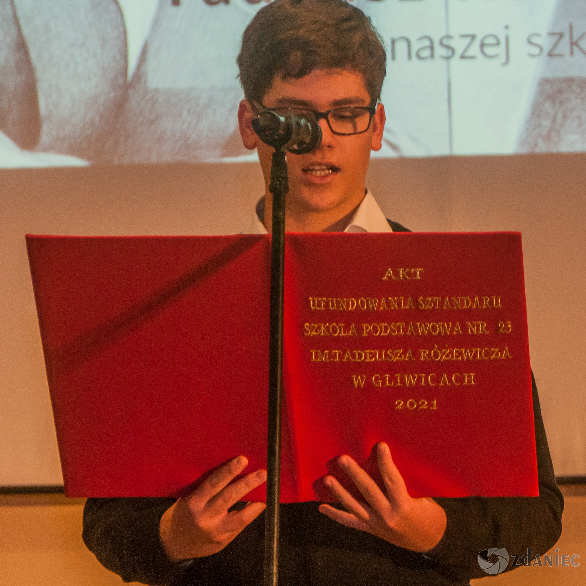 Uroczystość nadania imienia Tadeusza Różewicza Szkole Podstawowej nr 23 w Gliwicach foto: Z. Daniec Uroczystość nadania imienia Tadeusza Różewicza Szkole Podstawowej nr 23 w Gliwicach foto: Z. Daniec