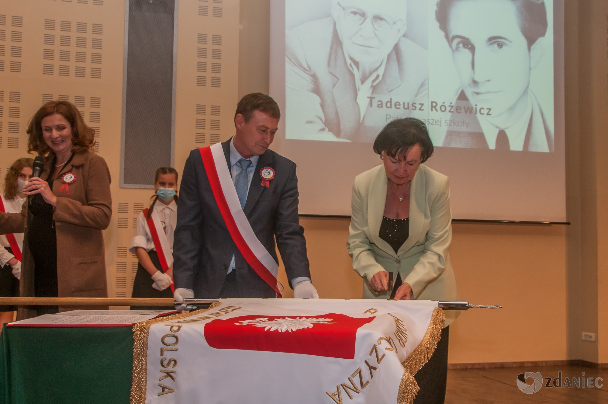 Uroczystość nadania imienia Tadeusza Różewicza Szkole Podstawowej nr 23 w Gliwicach foto: Z. Daniec Uroczystość nadania imienia Tadeusza Różewicza Szkole Podstawowej nr 23 w Gliwicach foto: Z. Daniec