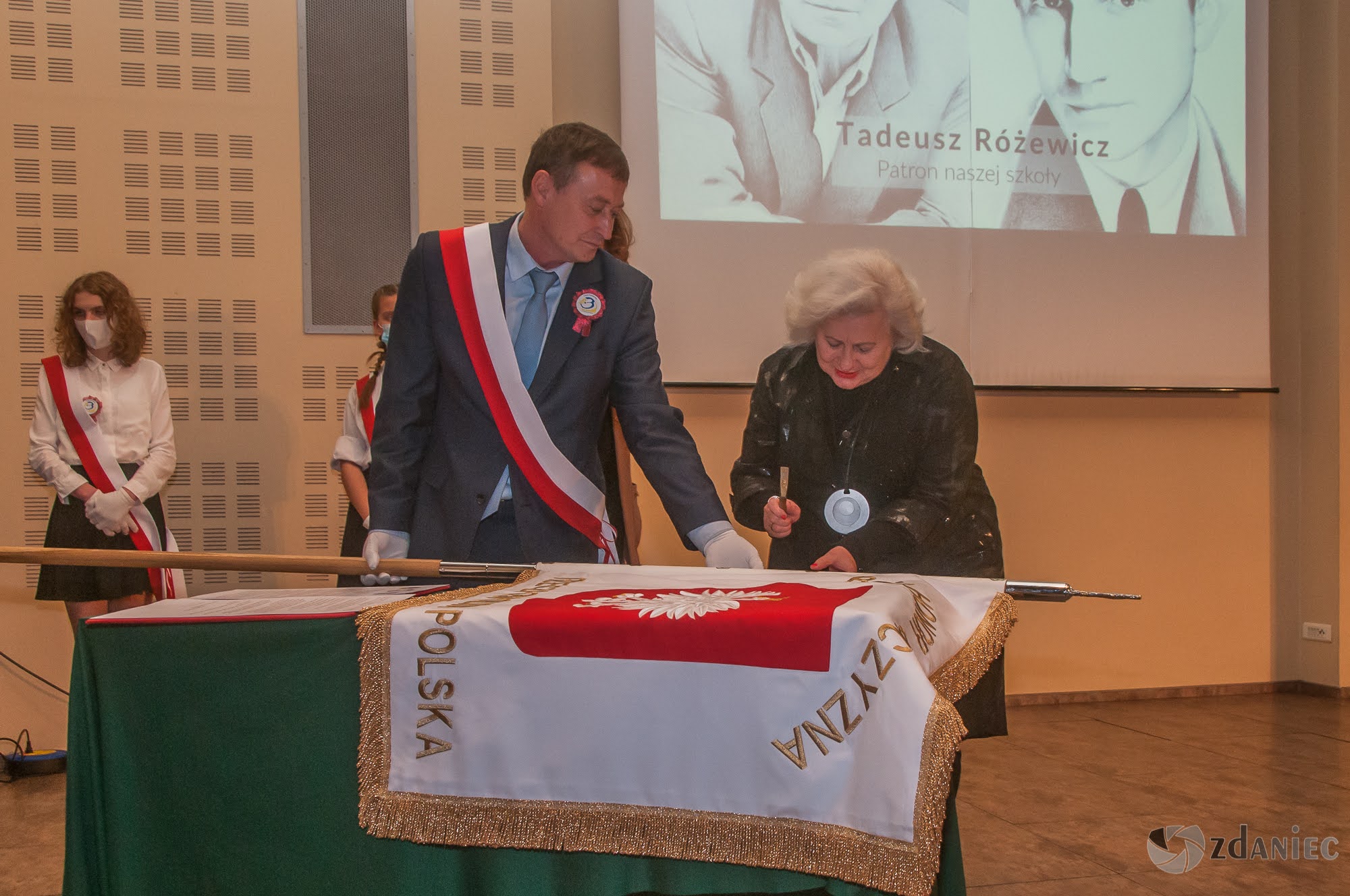 Uroczystość nadania imienia Tadeusza Różewicza Szkole Podstawowej nr 23 w Gliwicach foto: Z. Daniec Uroczystość nadania imienia Tadeusza Różewicza Szkole Podstawowej nr 23 w Gliwicach foto: Z. Daniec