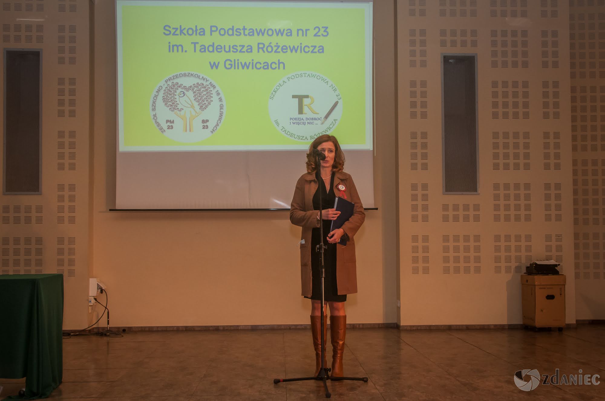 Uroczystość nadania imienia Tadeusza Różewicza Szkole Podstawowej nr 23 w Gliwicach foto: Z. Daniec Uroczystość nadania imienia Tadeusza Różewicza Szkole Podstawowej nr 23 w Gliwicach foto: Z. Daniec