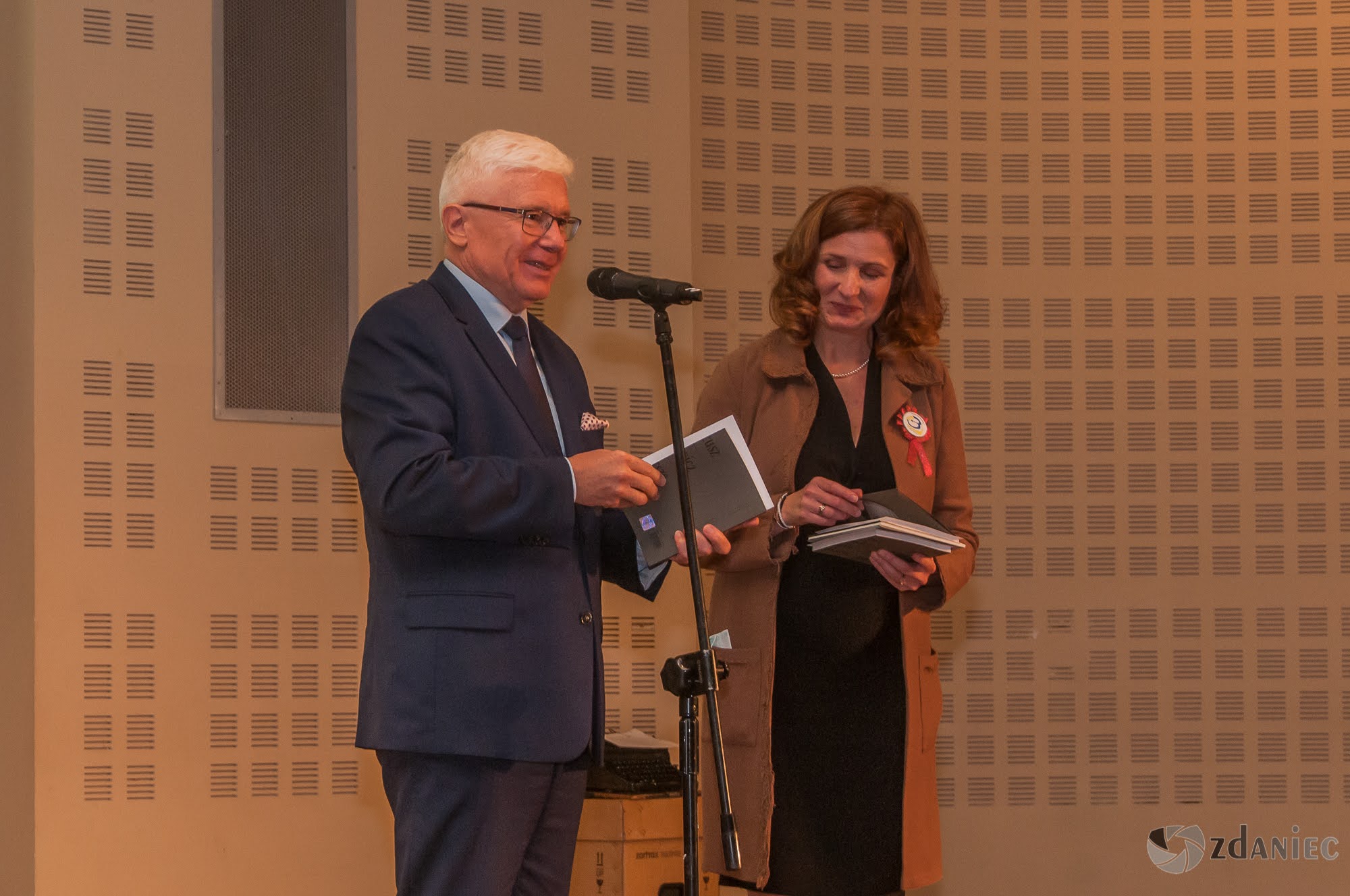 Uroczystość nadania imienia Tadeusza Różewicza Szkole Podstawowej nr 23 w Gliwicach foto: Z. Daniec Uroczystość nadania imienia Tadeusza Różewicza Szkole Podstawowej nr 23 w Gliwicach foto: Z. Daniec