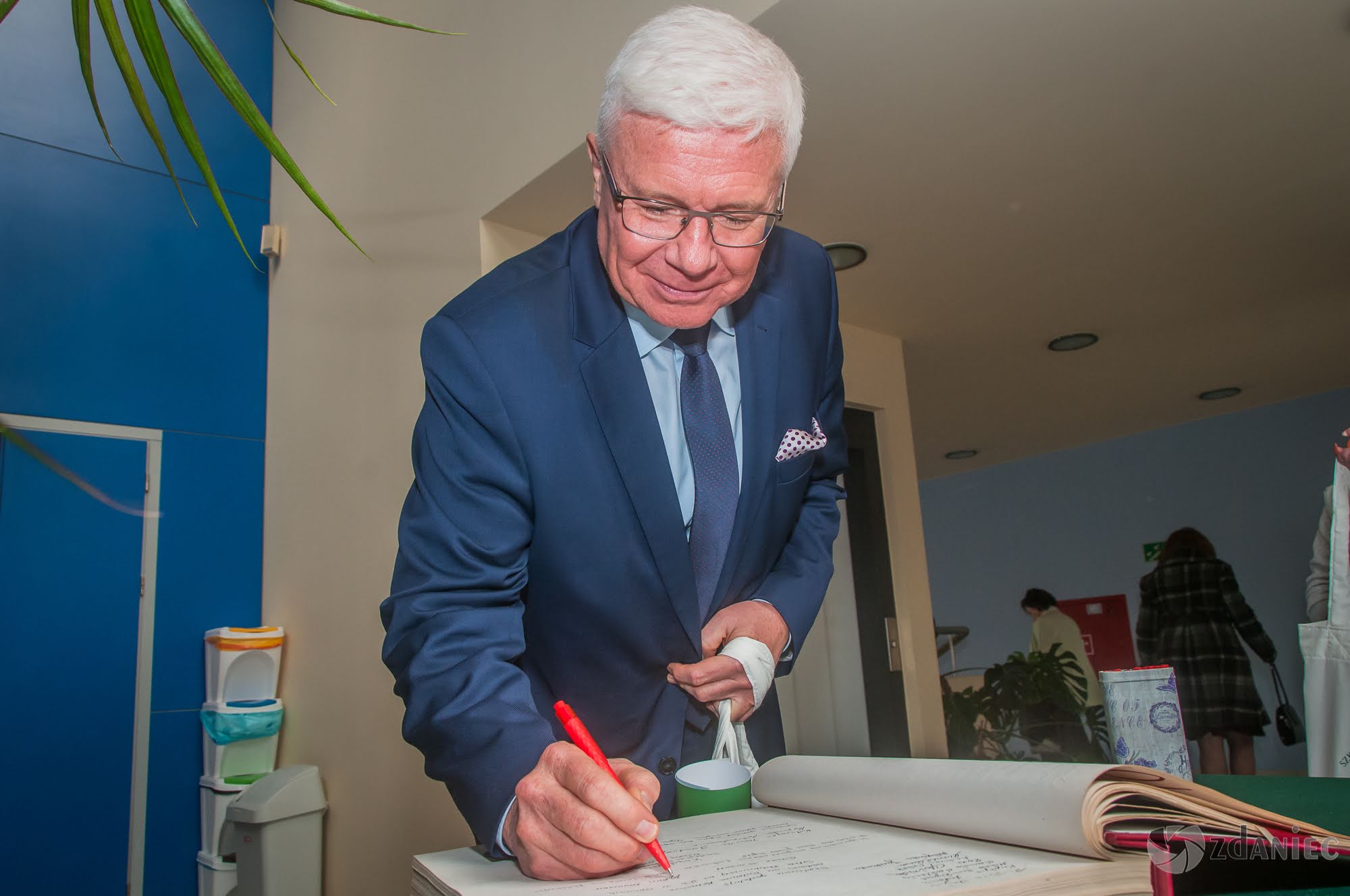 Uroczystość nadania imienia Tadeusza Różewicza Szkole Podstawowej nr 23 w Gliwicach foto: Z. Daniec Uroczystość nadania imienia Tadeusza Różewicza Szkole Podstawowej nr 23 w Gliwicach foto: Z. Daniec