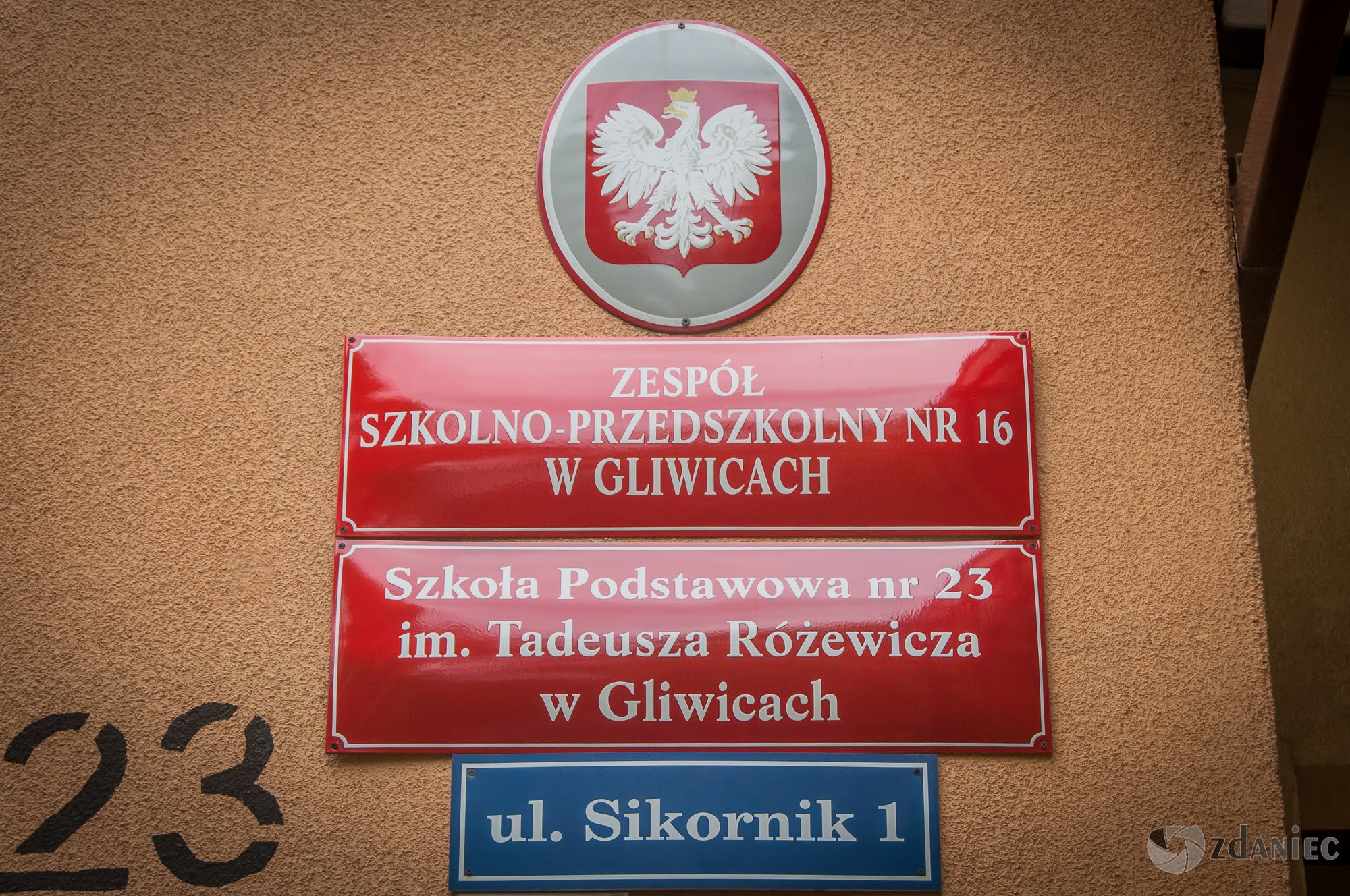 Uroczystość nadania imienia Tadeusza Różewicza Szkole Podstawowej nr 23 w Gliwicach foto: Z. Daniec Uroczystość nadania imienia Tadeusza Różewicza Szkole Podstawowej nr 23 w Gliwicach foto: Z. Daniec