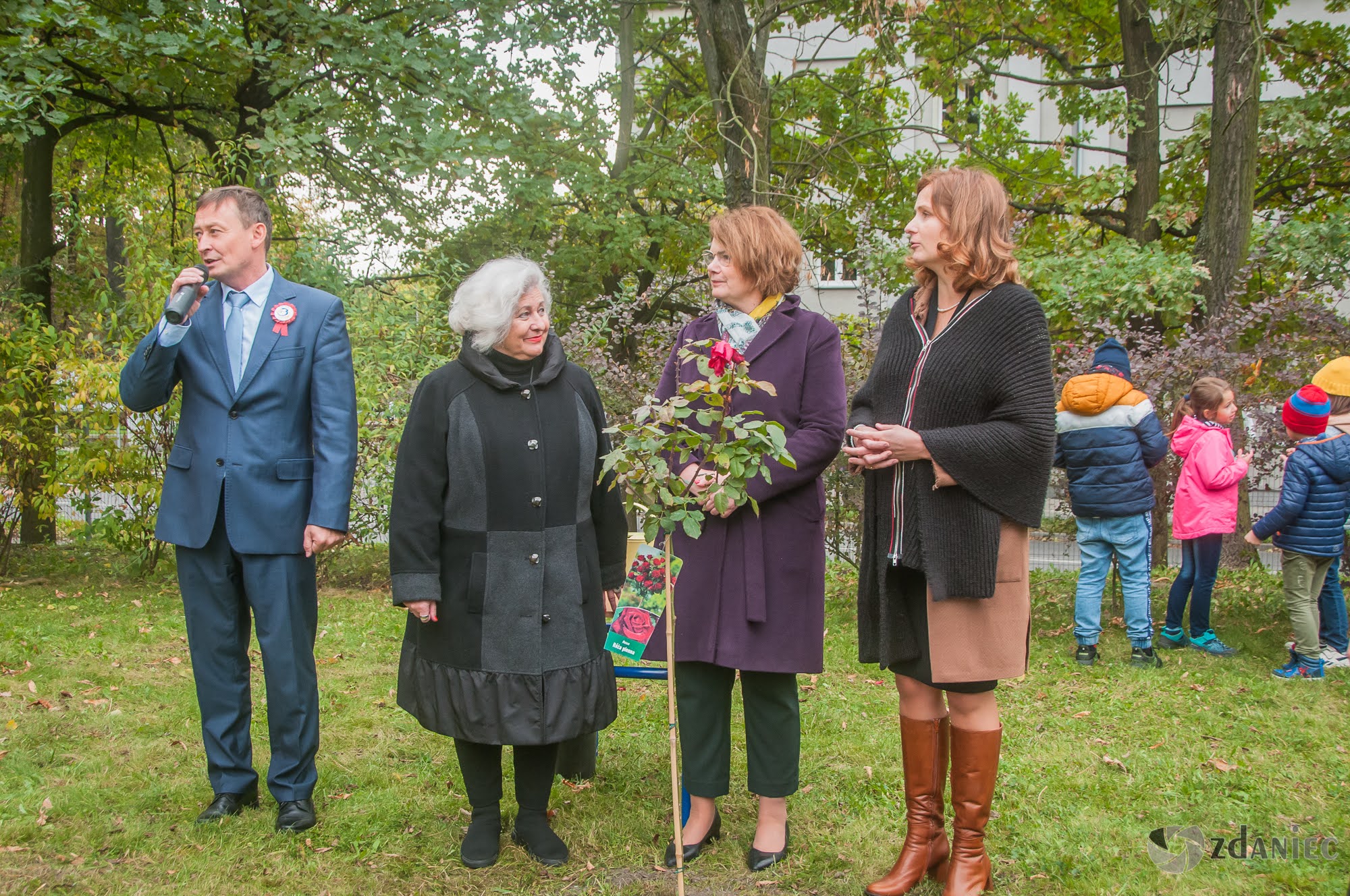 Uroczystość nadania imienia Tadeusza Różewicza Szkole Podstawowej nr 23 w Gliwicach foto: Z. Daniec Uroczystość nadania imienia Tadeusza Różewicza Szkole Podstawowej nr 23 w Gliwicach foto: Z. Daniec
