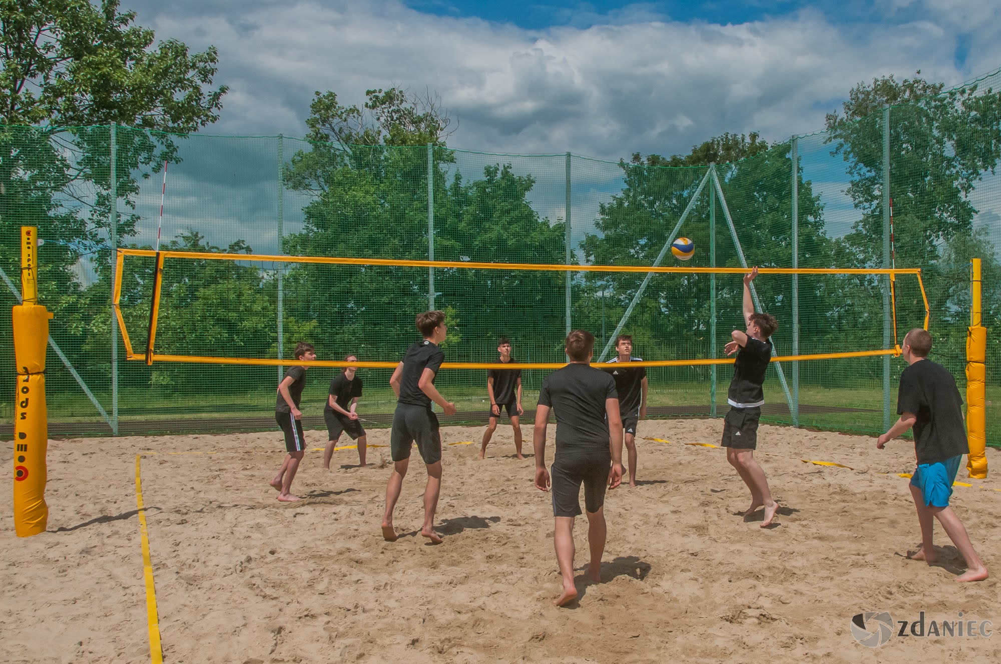 Otwarcie boiska do siatkówki plażowej w Zespole Szkół Łączności w Gliwicach
