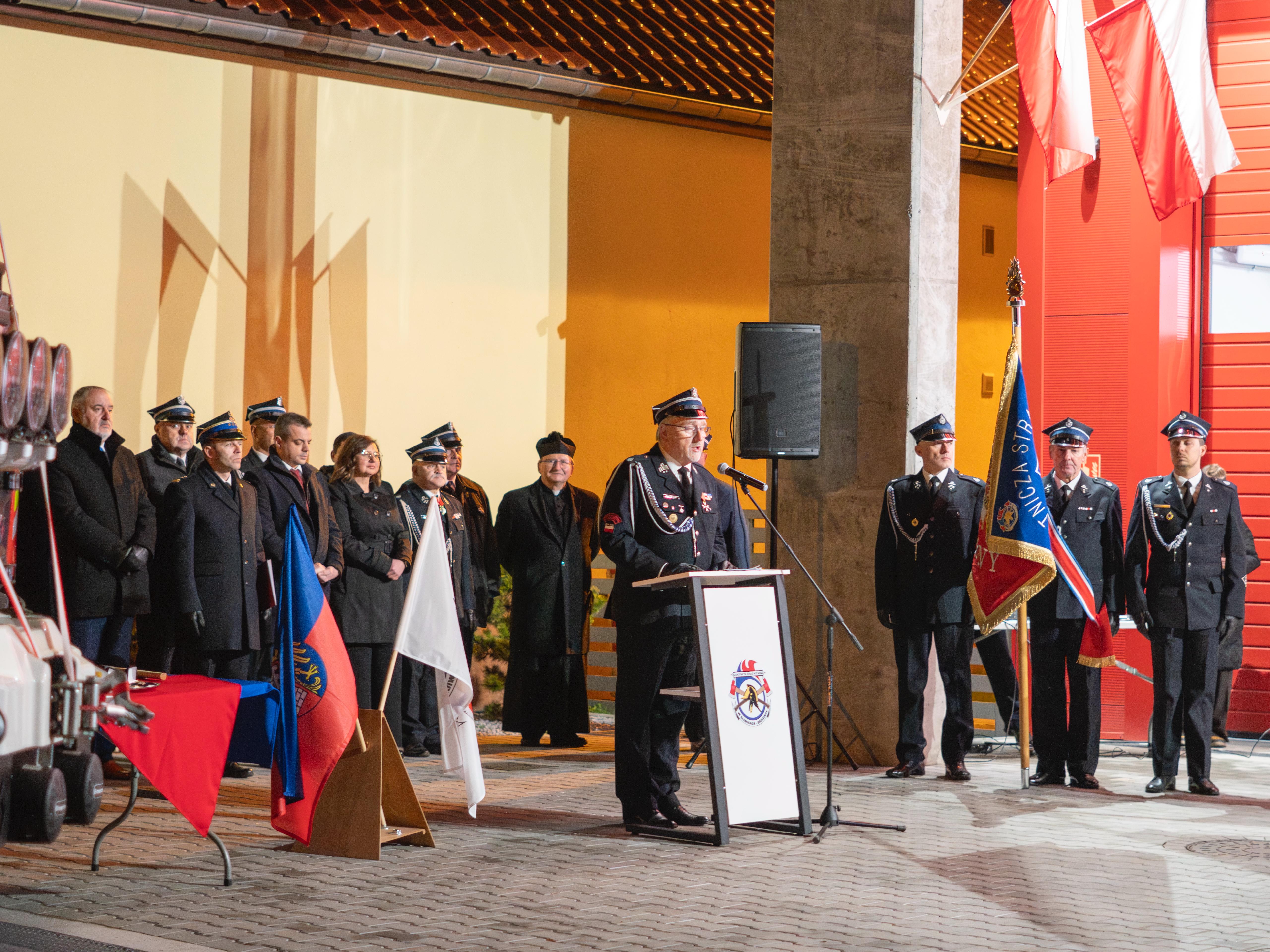 ludzie w strażnicy