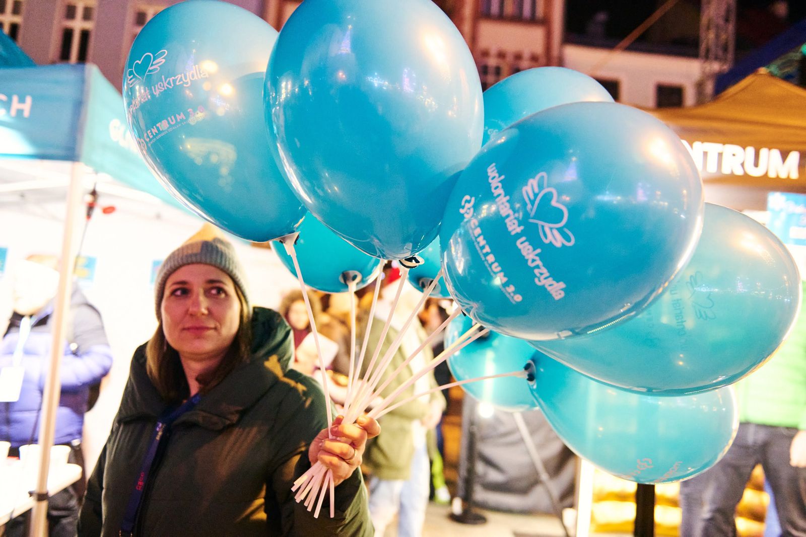 kobieta z niebieskimi balonami
