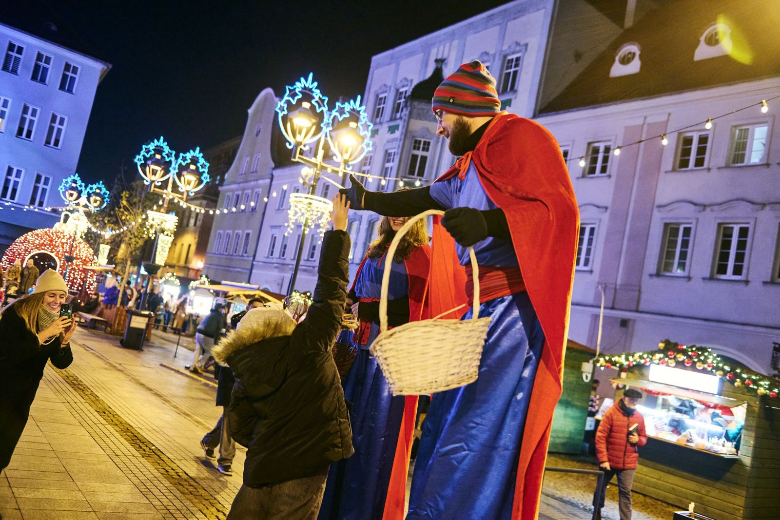wolontariusze w strojach superbohaterów