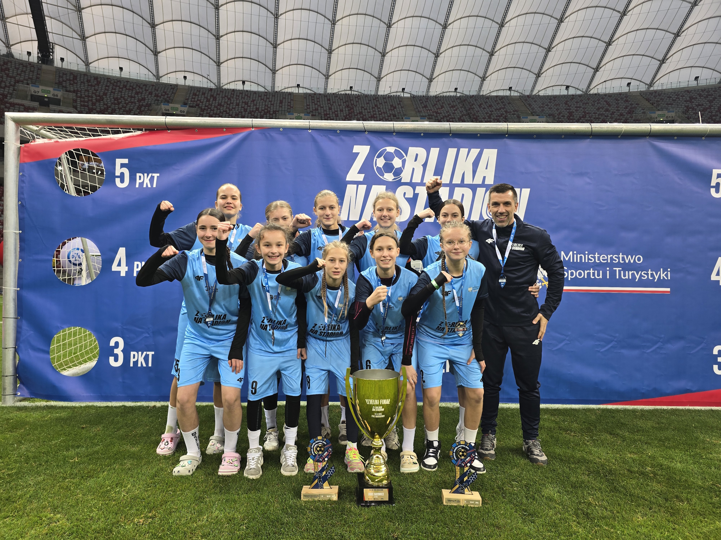 Drużyna dziewcząt z trenerem