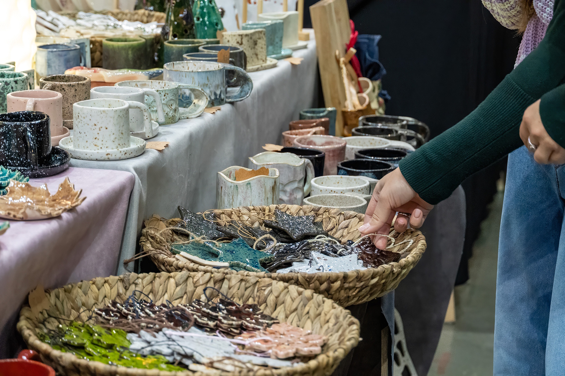 ceramiczne ozdoby w koszykach