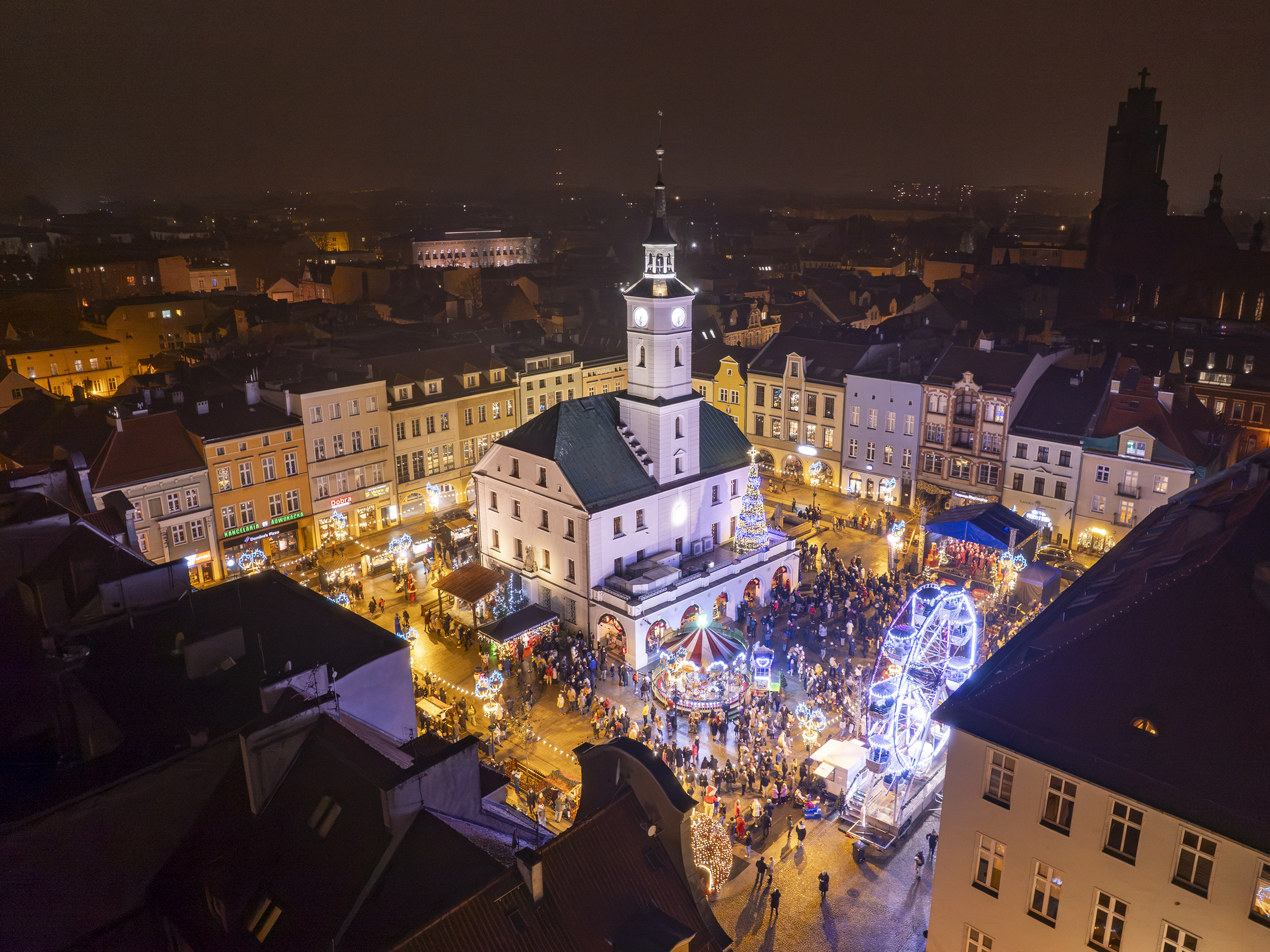 Rynek w Gliwicach podczas jarmarku. Widok z drona