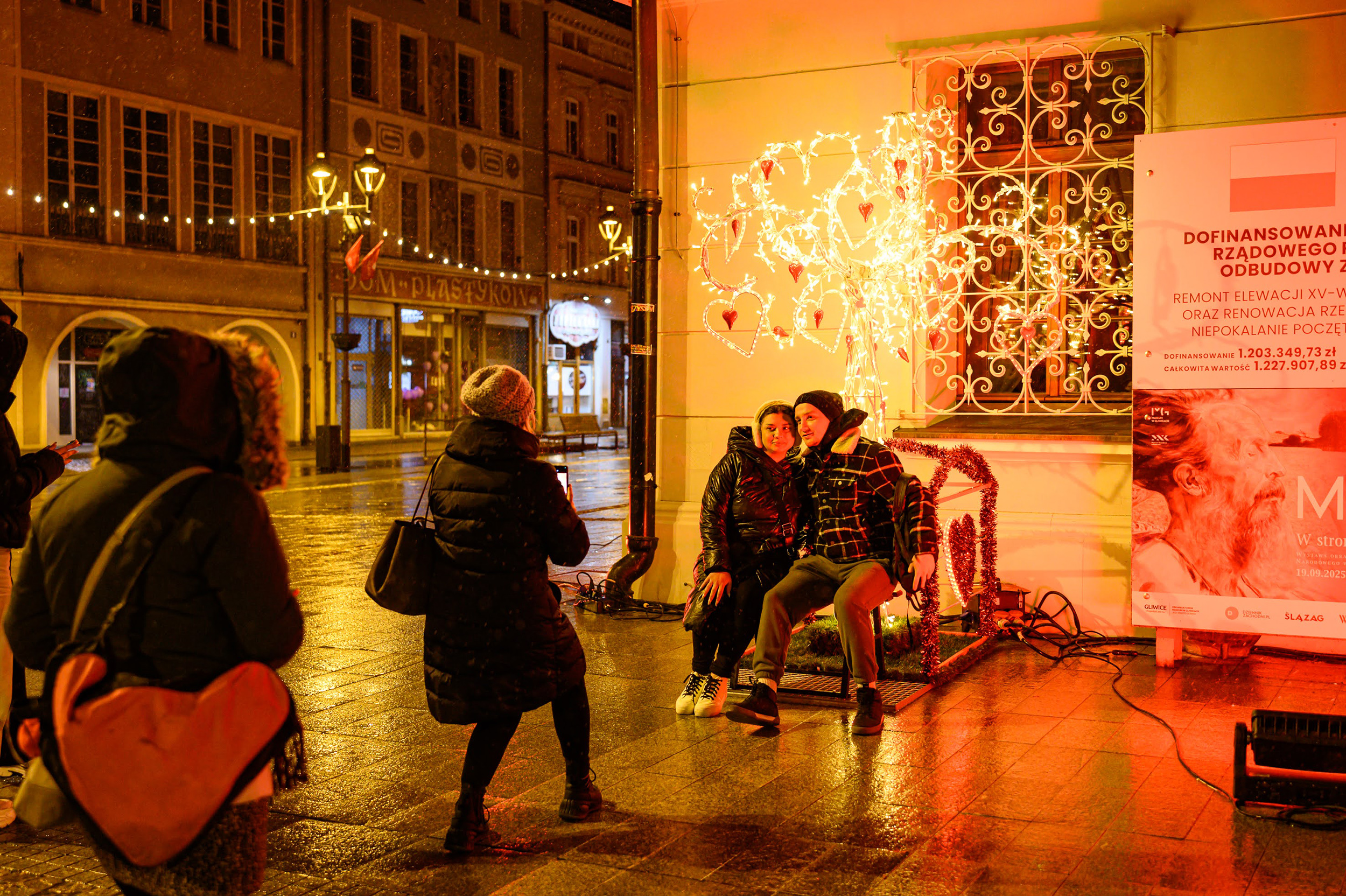 Para korzystająca z przystrojonej ławeczki na Rynku