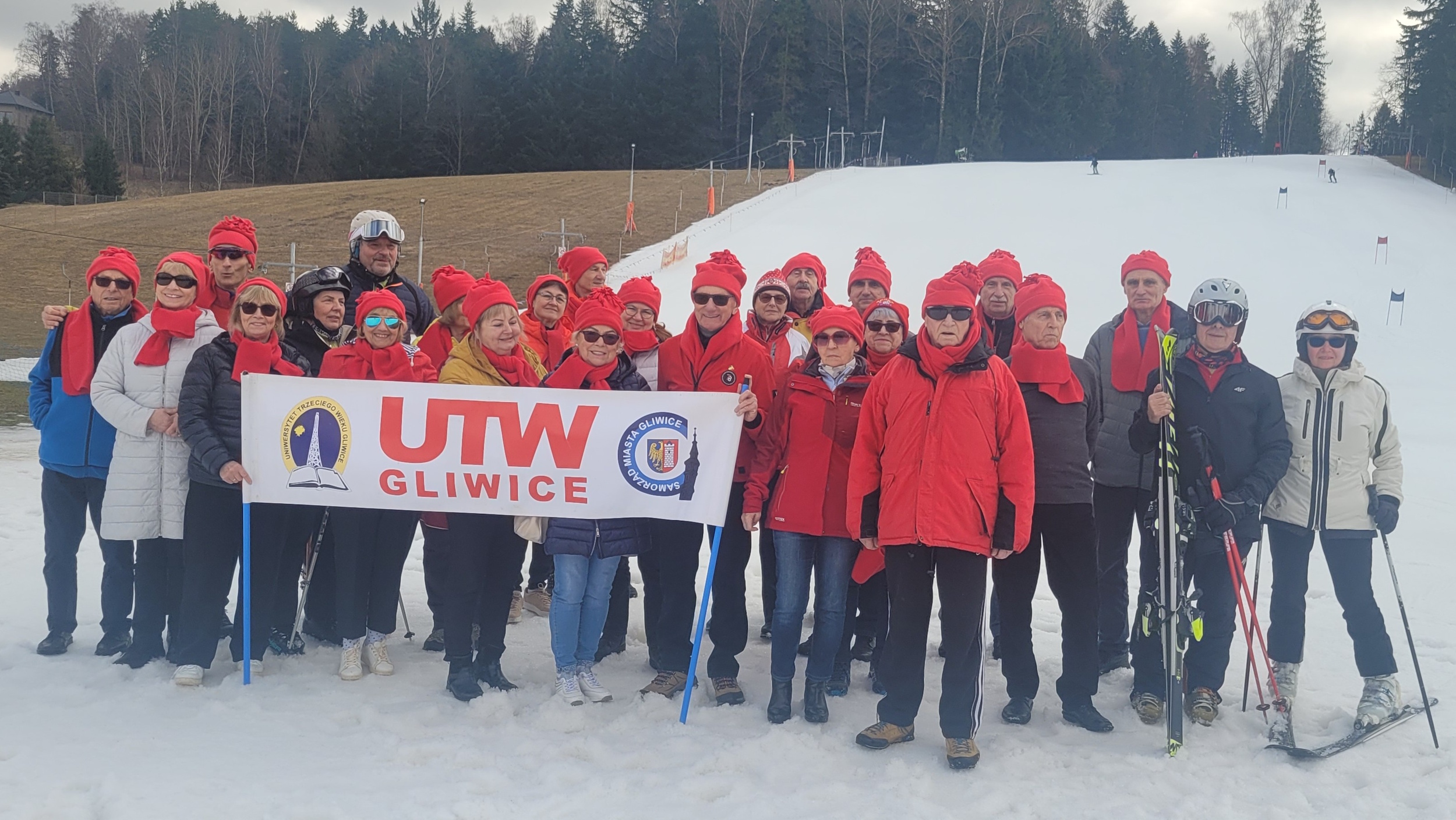 Reprezentacja gliwickiego UTW na stoku narciarskim
