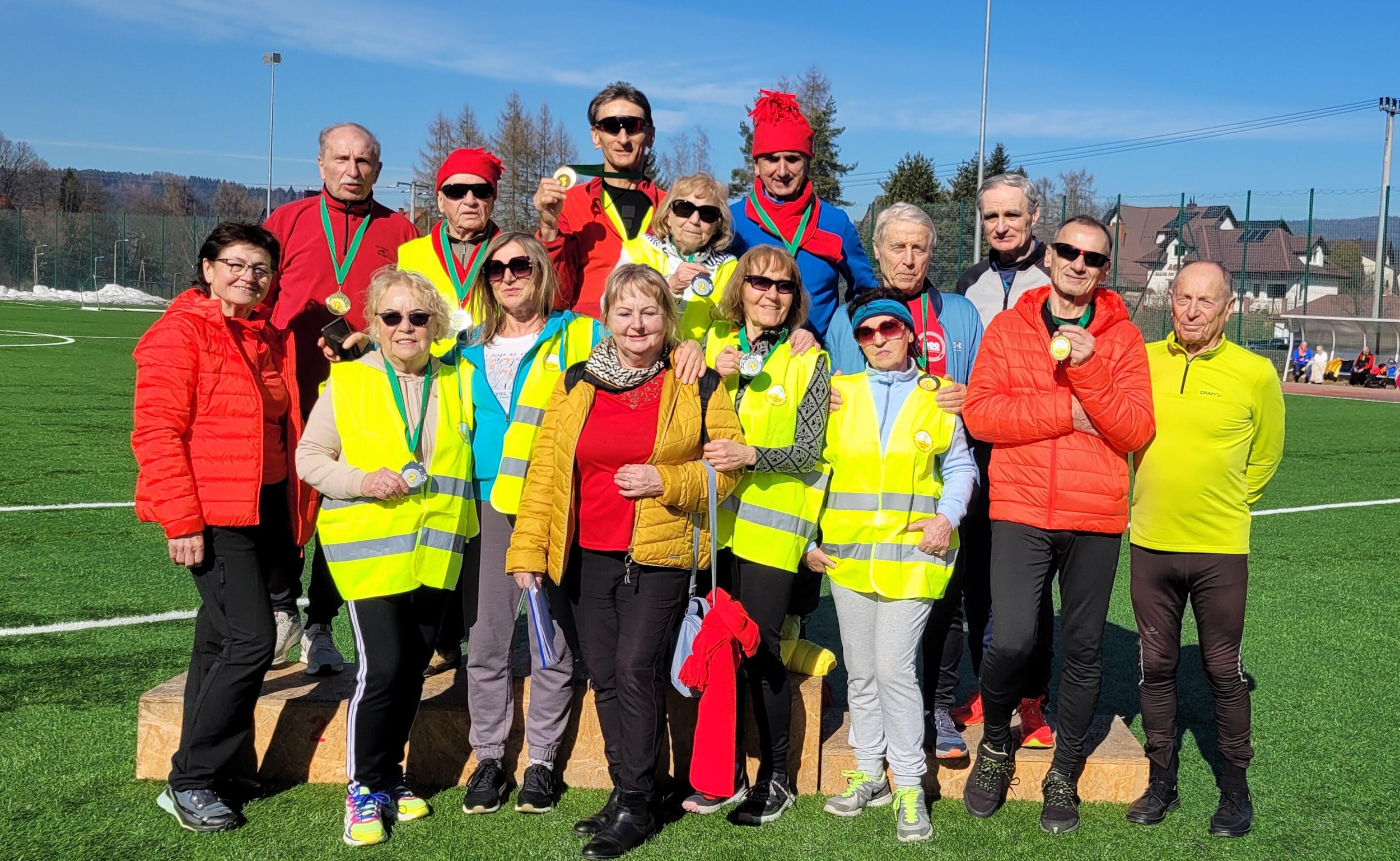 Reprezentacja gliwickiego UTW na boisku z medalami