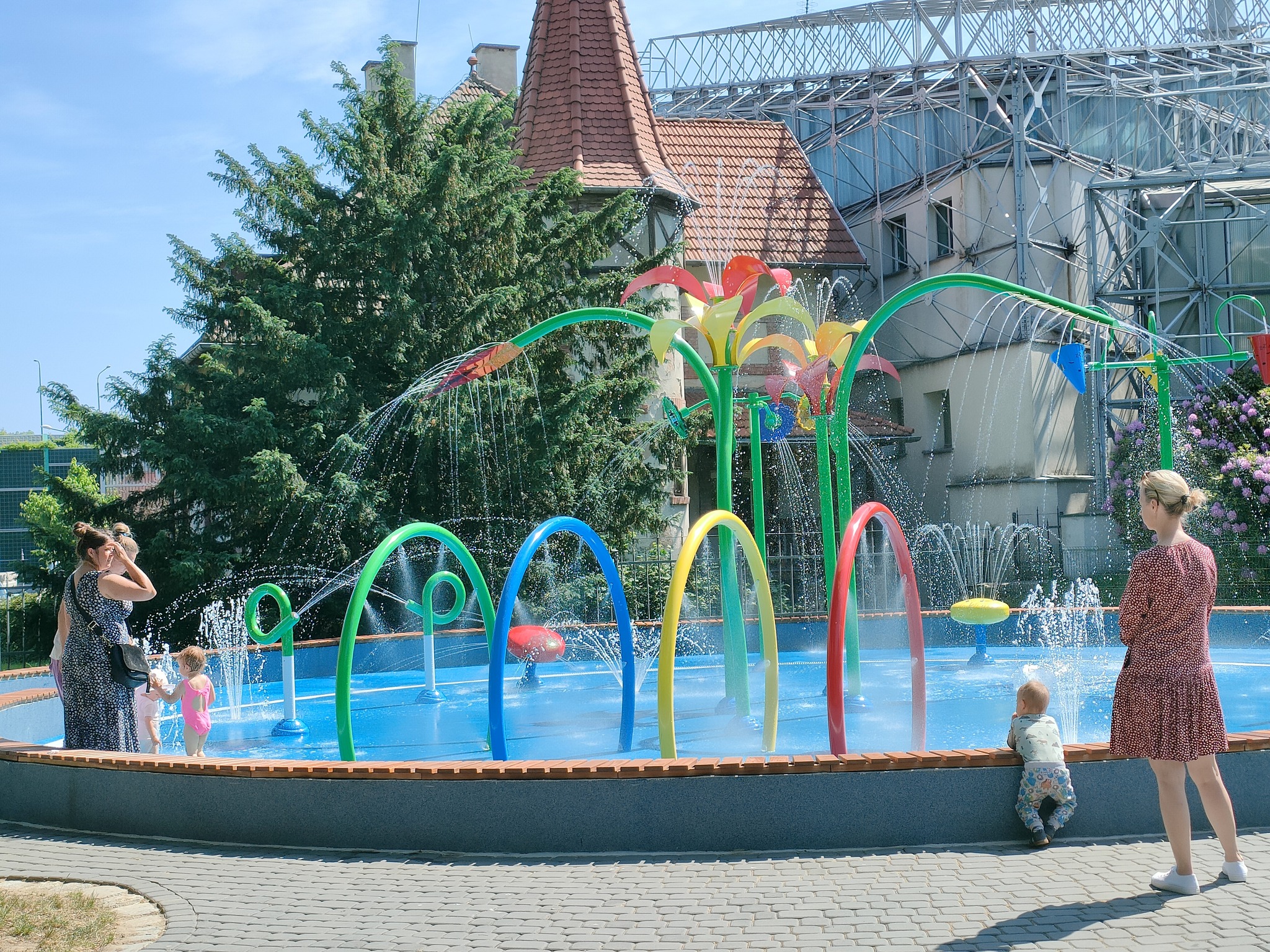 Fot. materiały MZUK Mamy z dziećmi przy placu