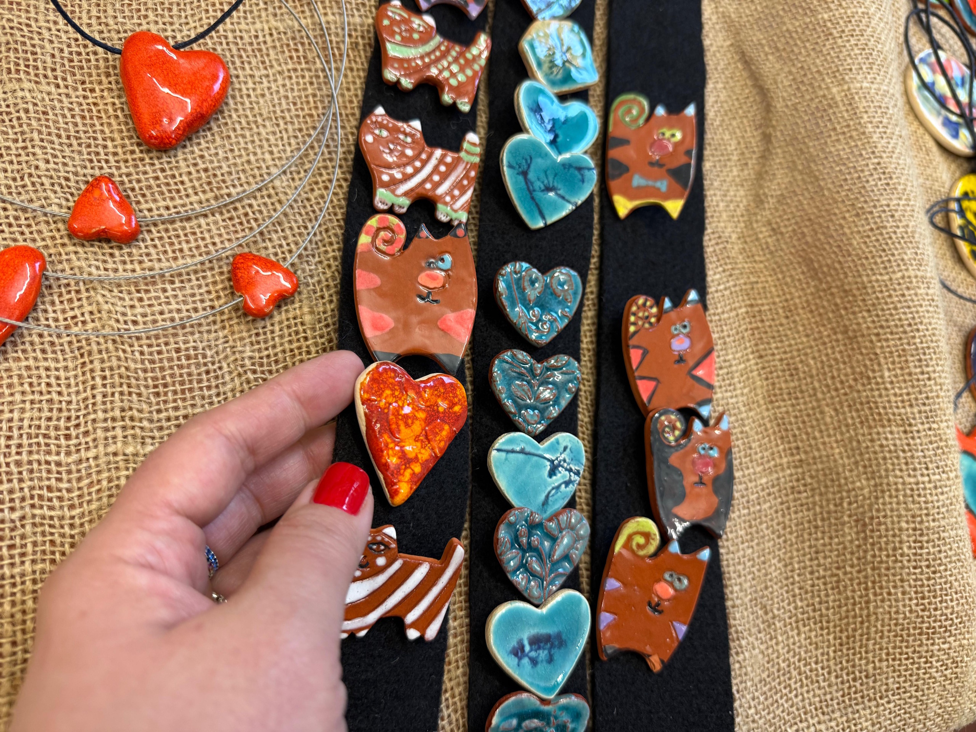 kolorowe broszki z ceramiki