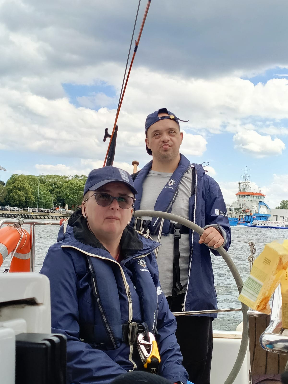 Fot. materiały organizatora żeglarze na jachcie