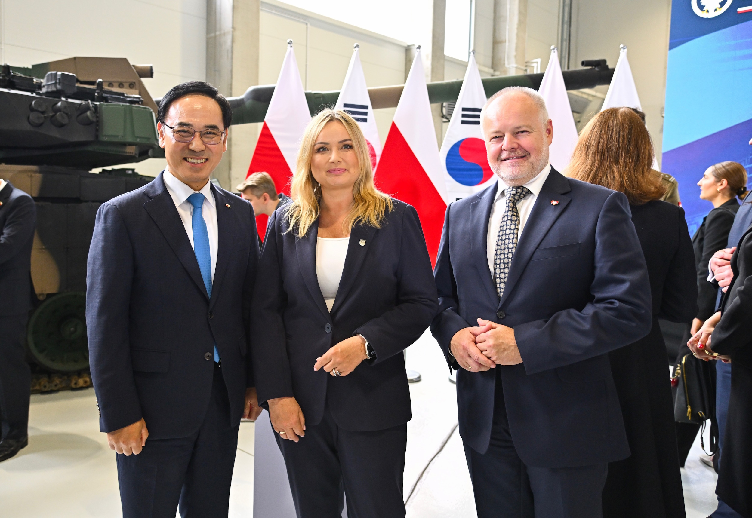 Zdjęcie prezydent Gliwic i przedstawiciela firmy z Korei na tle czołgu