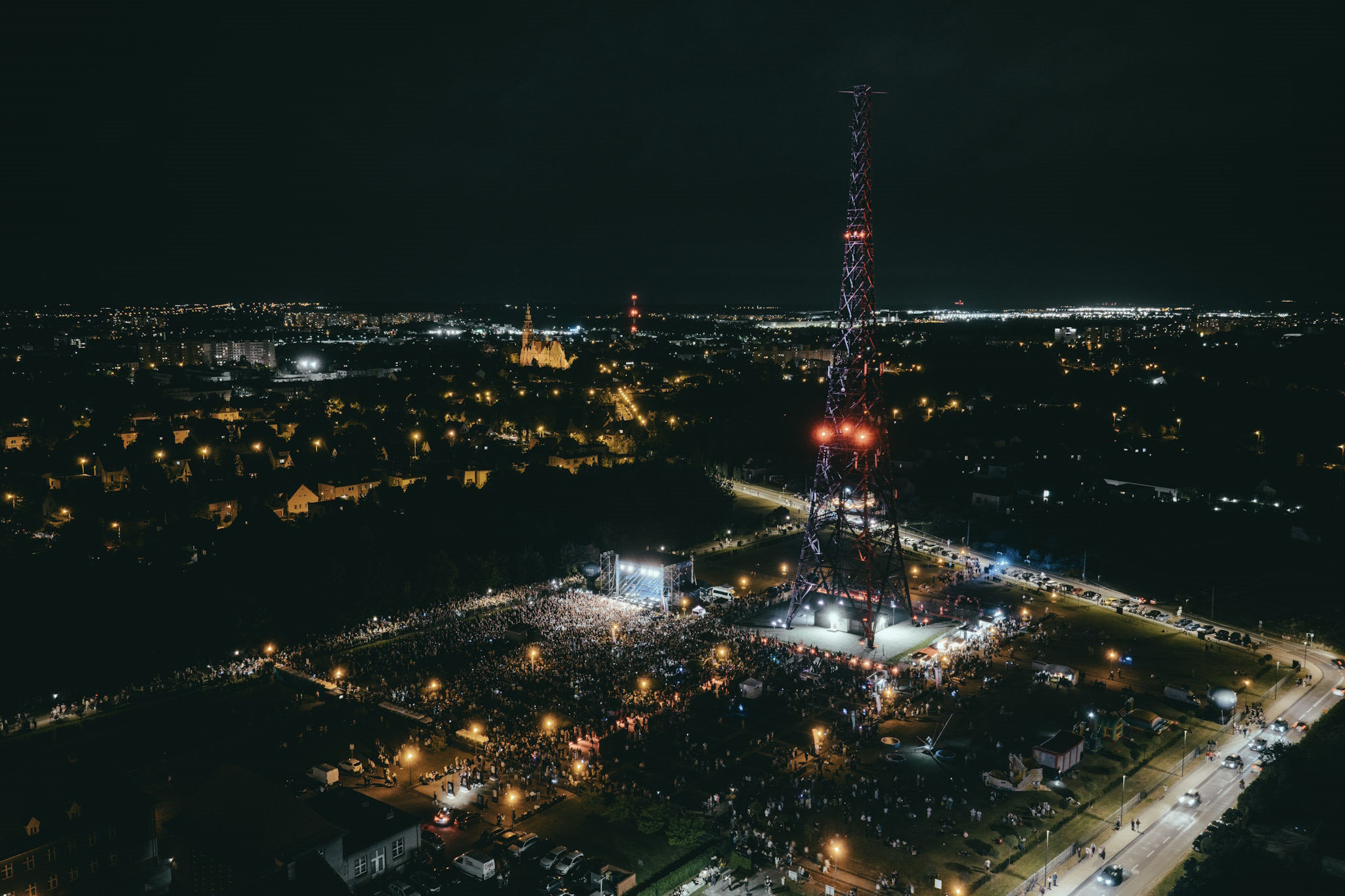 Tłum na koncercie pod radiostacją z lotu ptaka