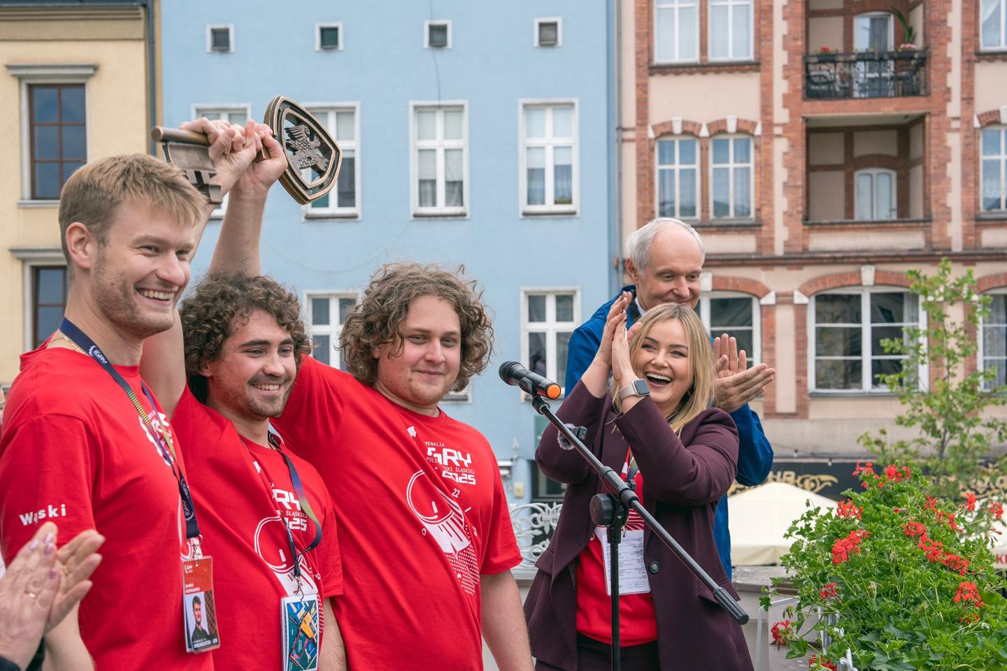 Fot. G. Ożga/UM w Gliwicach Studenci, prezydent miasta, rektor Politechniki Śląskiej i studenci z kluczem