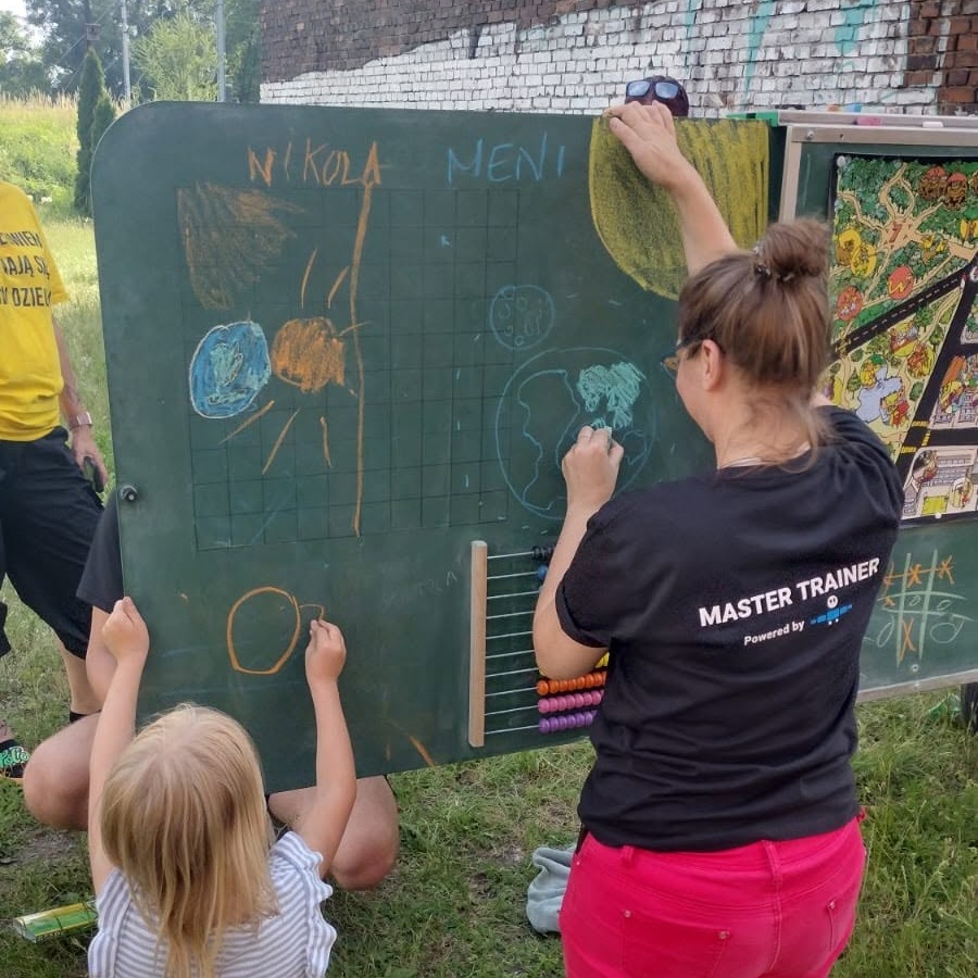 Mobilna Szkoła w Gliwicach pomagała dzieciom, łącząc naukę z zabawą