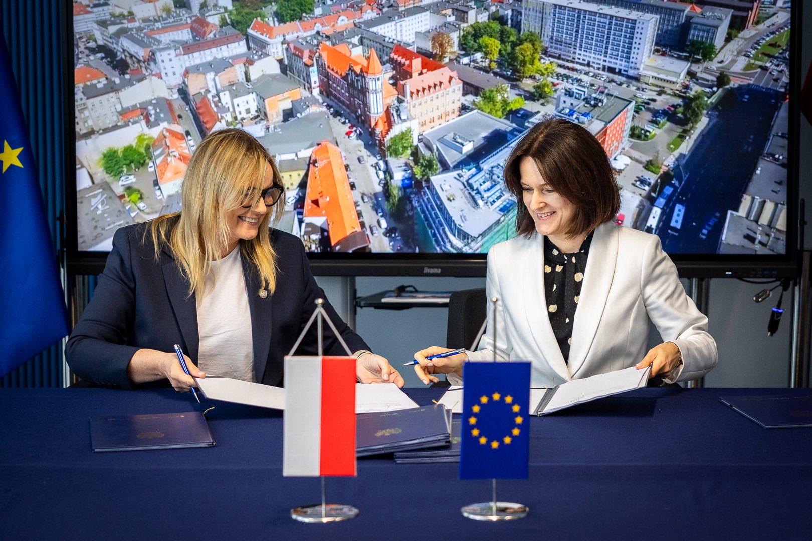 Fot. materiały Ministerstwa Infrastruktury prezydent Gliwic podpisuje umowę