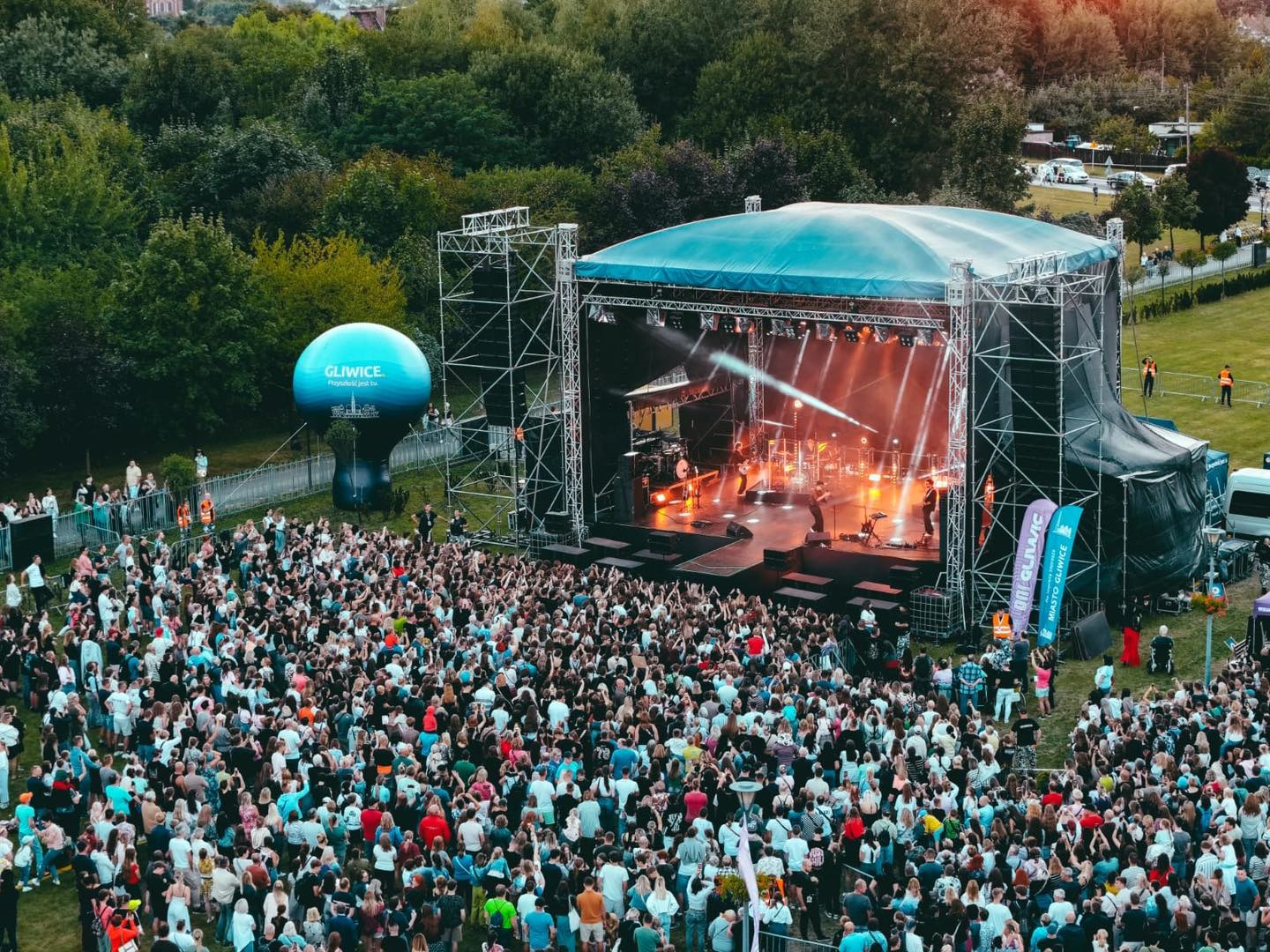 Tłum przed sceną