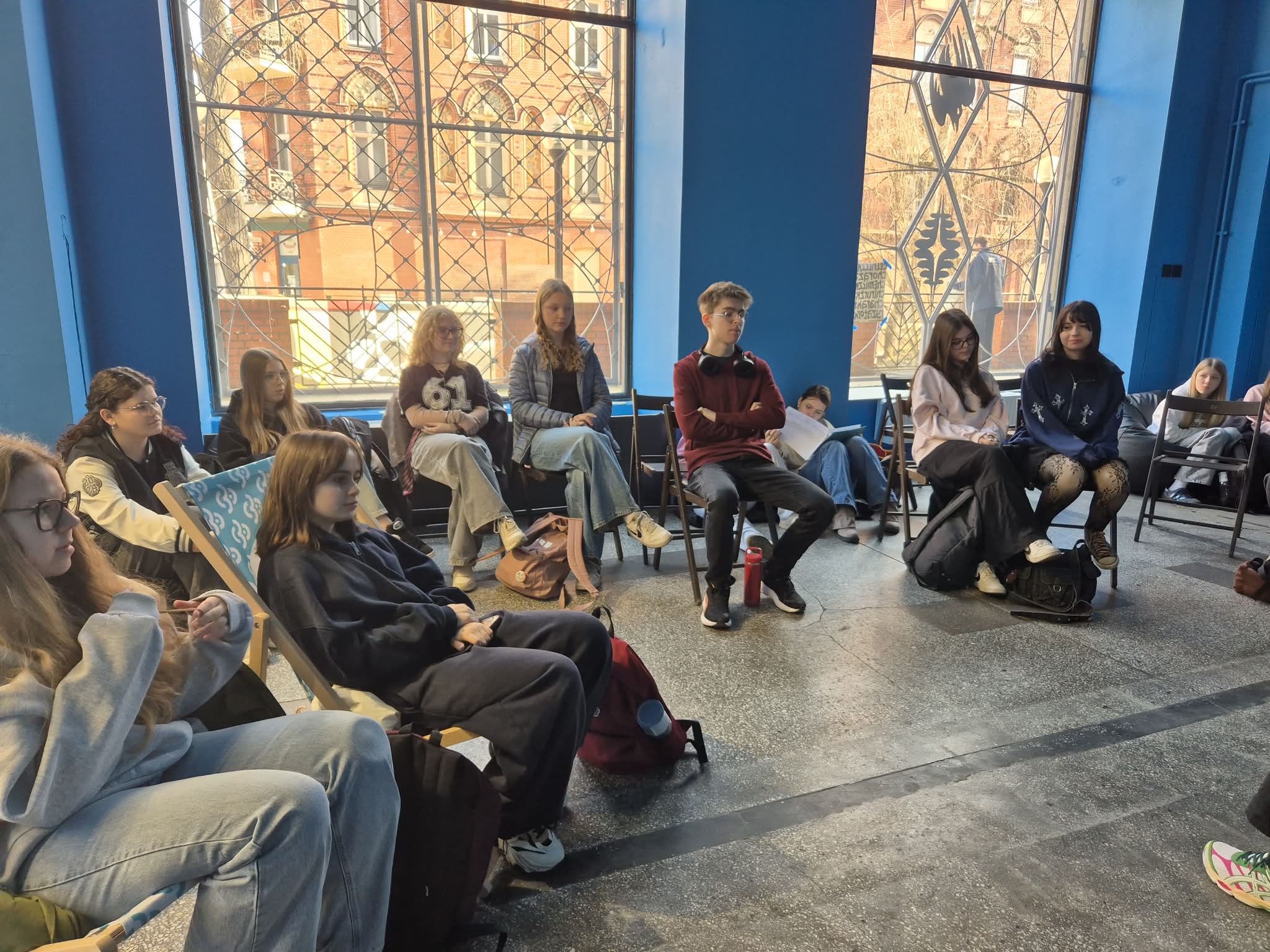 Młodzież w trakcie warsztatów