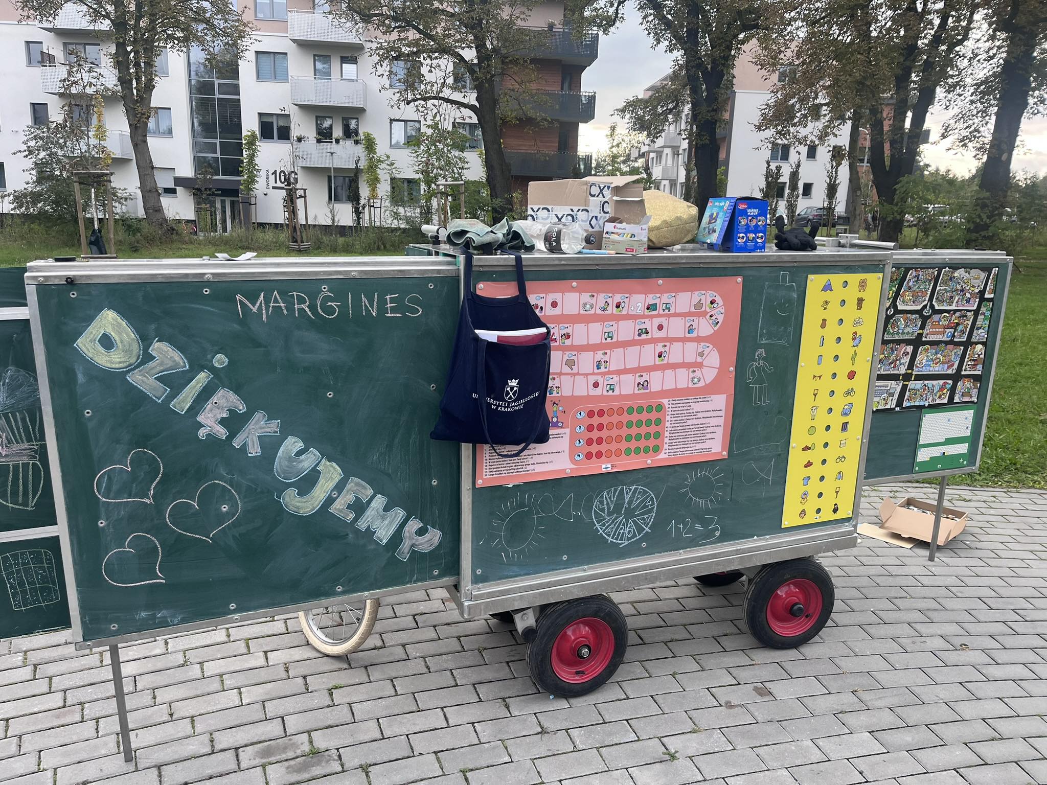 Mobilna Szkoła w Gliwicach pomagała dzieciom, łącząc naukę z zabawą