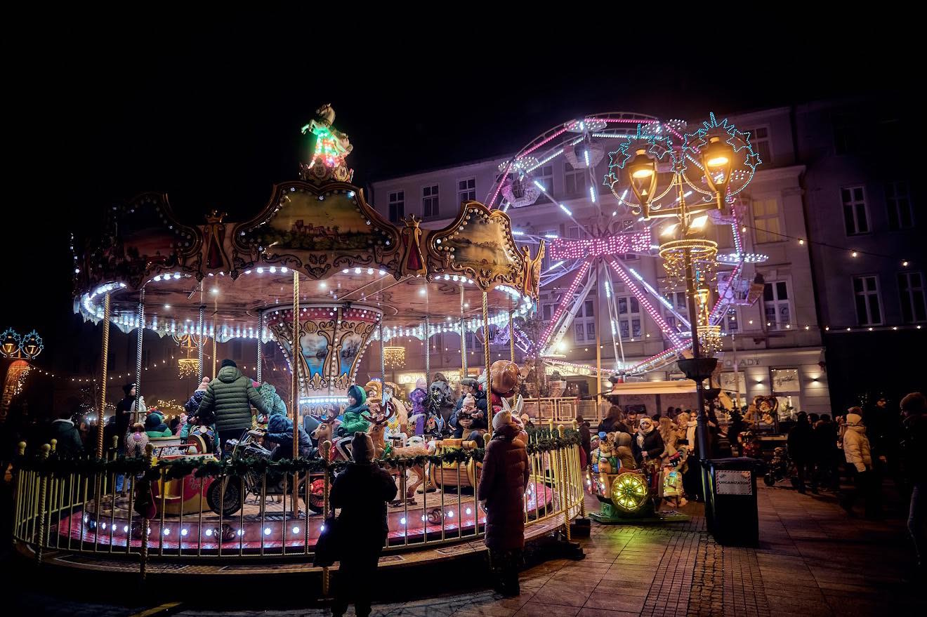 Karuzela i koło młyńskie na Rynku