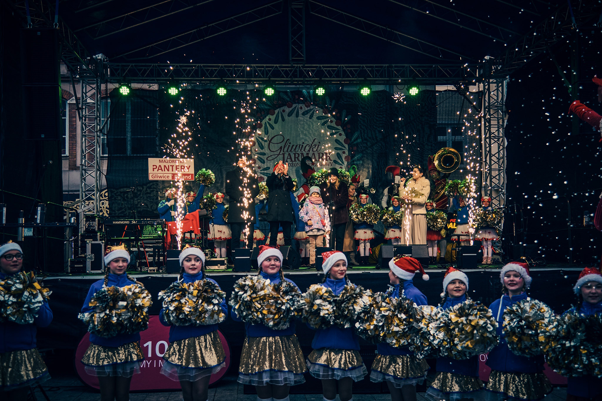 Mażoretki przed sceną