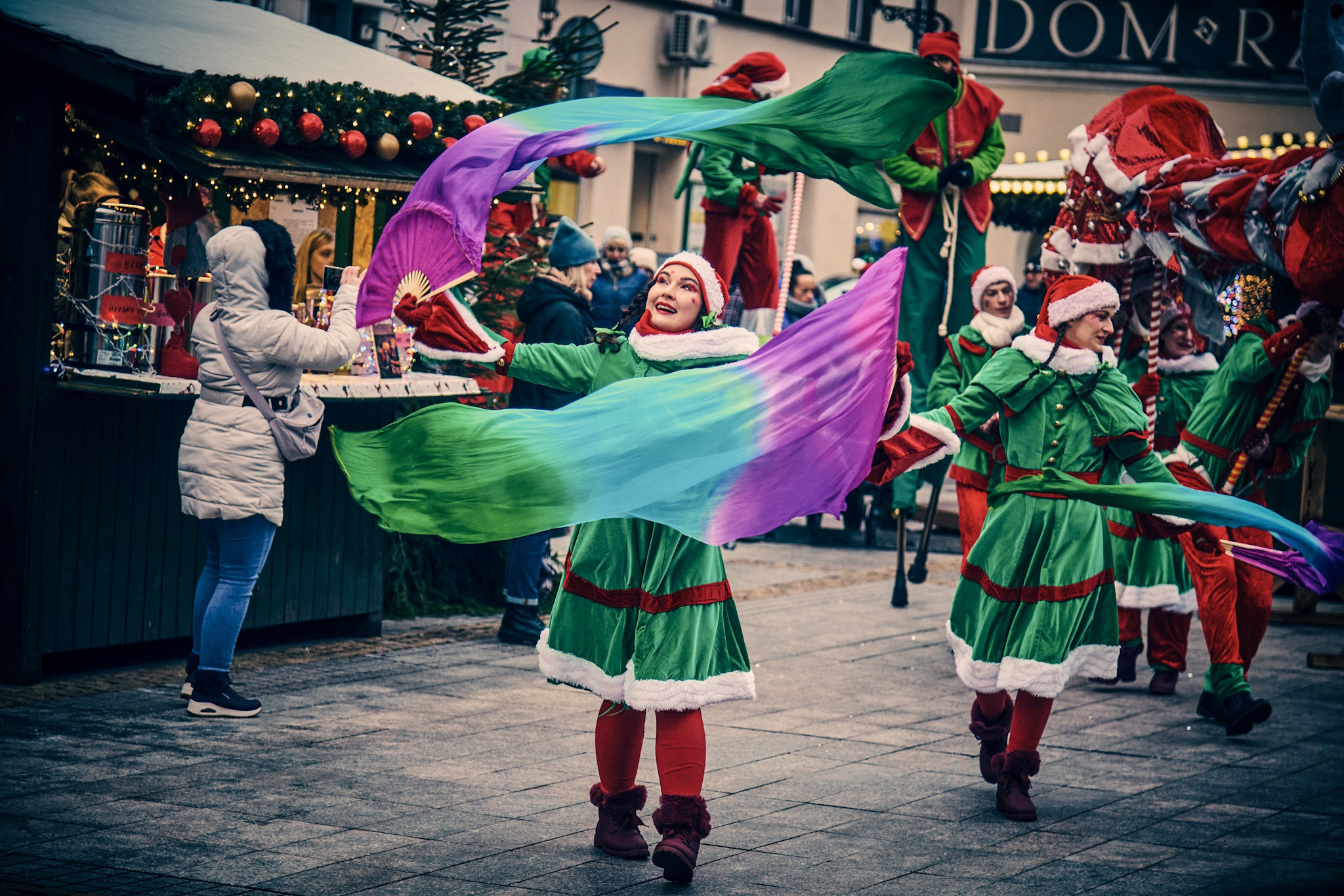 Ludzie w strojach elfów