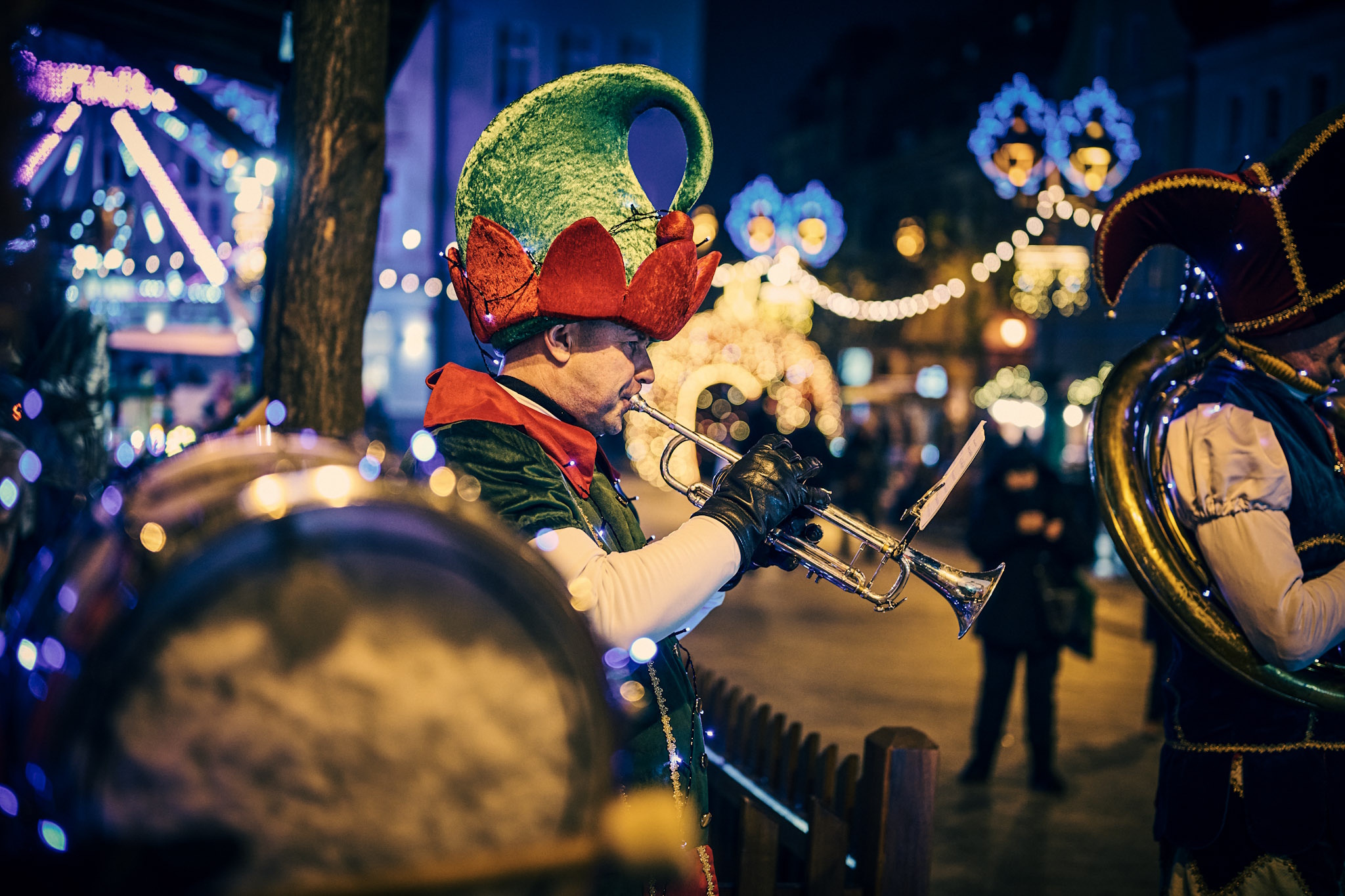 Mężczyzna w stroju elfa gra na trąbce