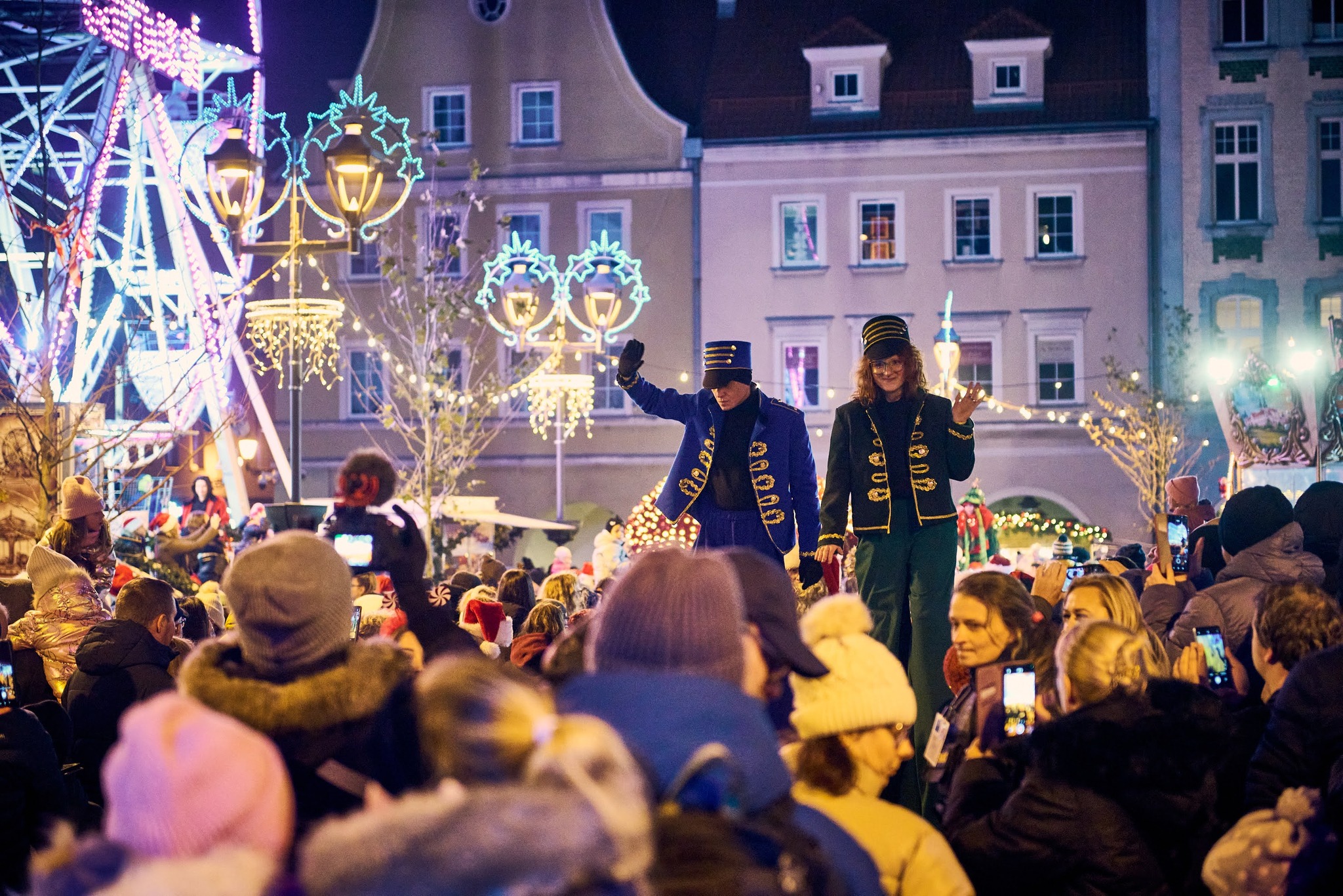 ludzie na scenie i widownia przed sceną