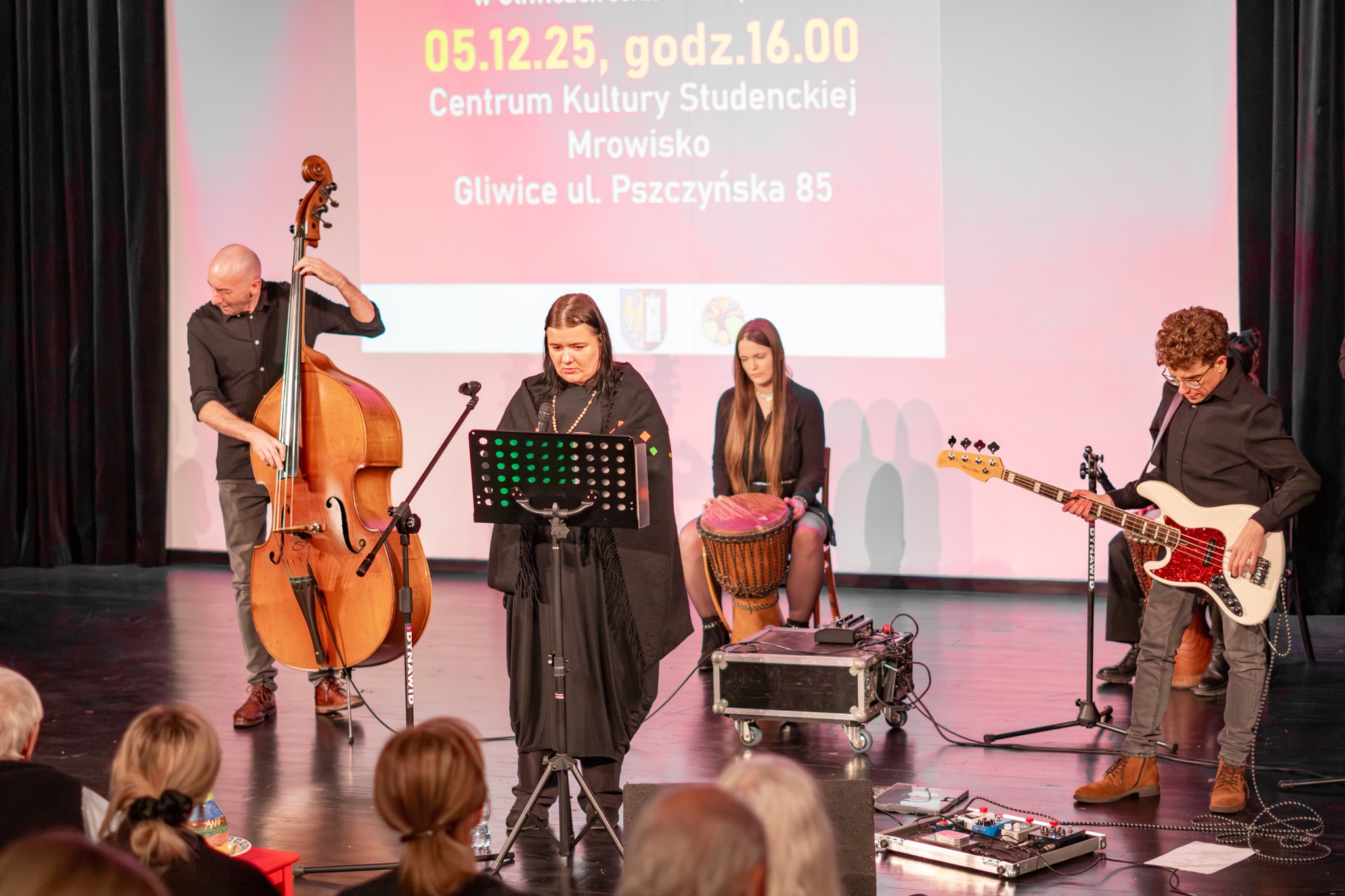 osoby z niepełnosprawnościami na scenie