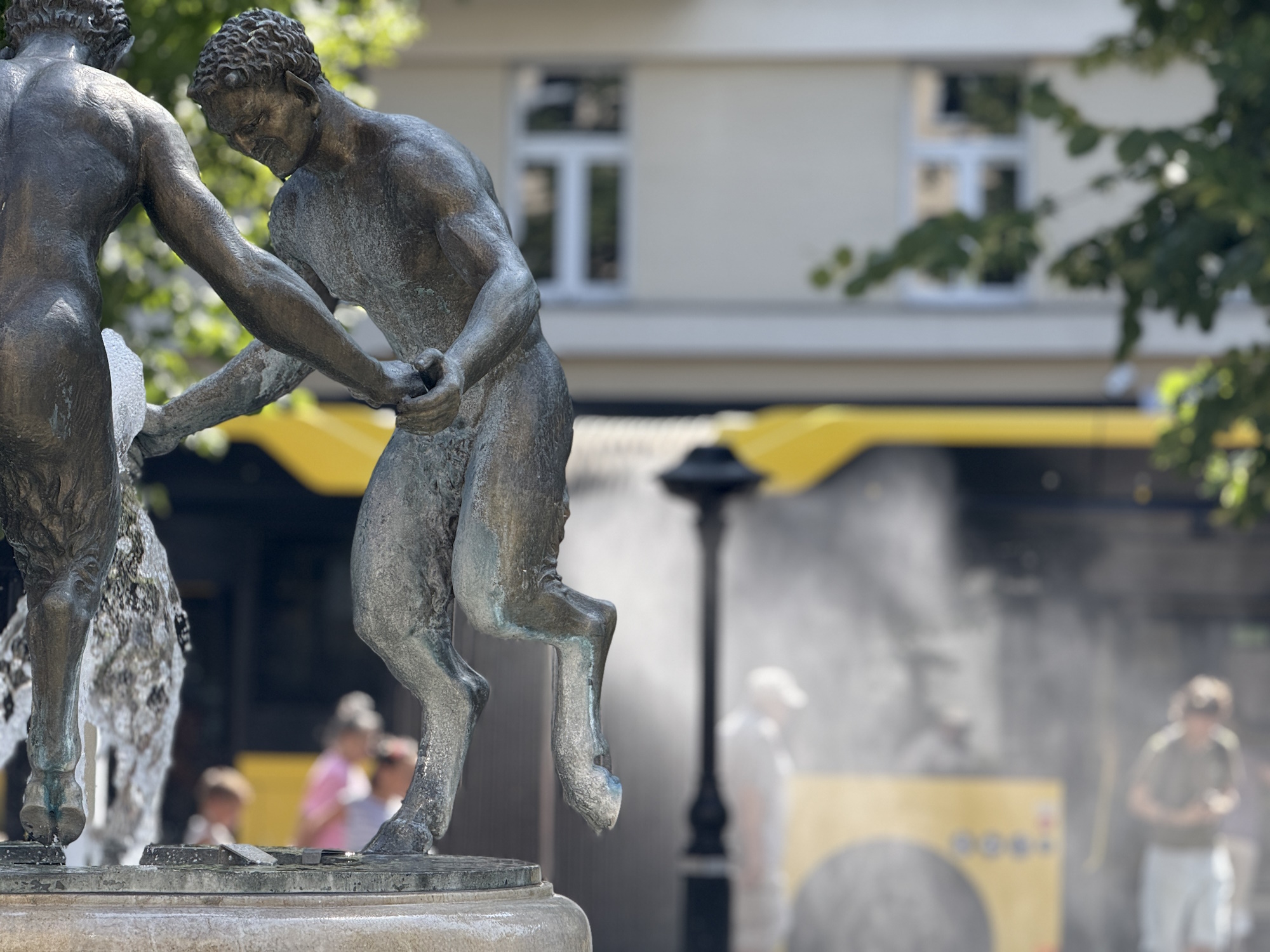 mgiełka wodna przy fontannie z diabełkami