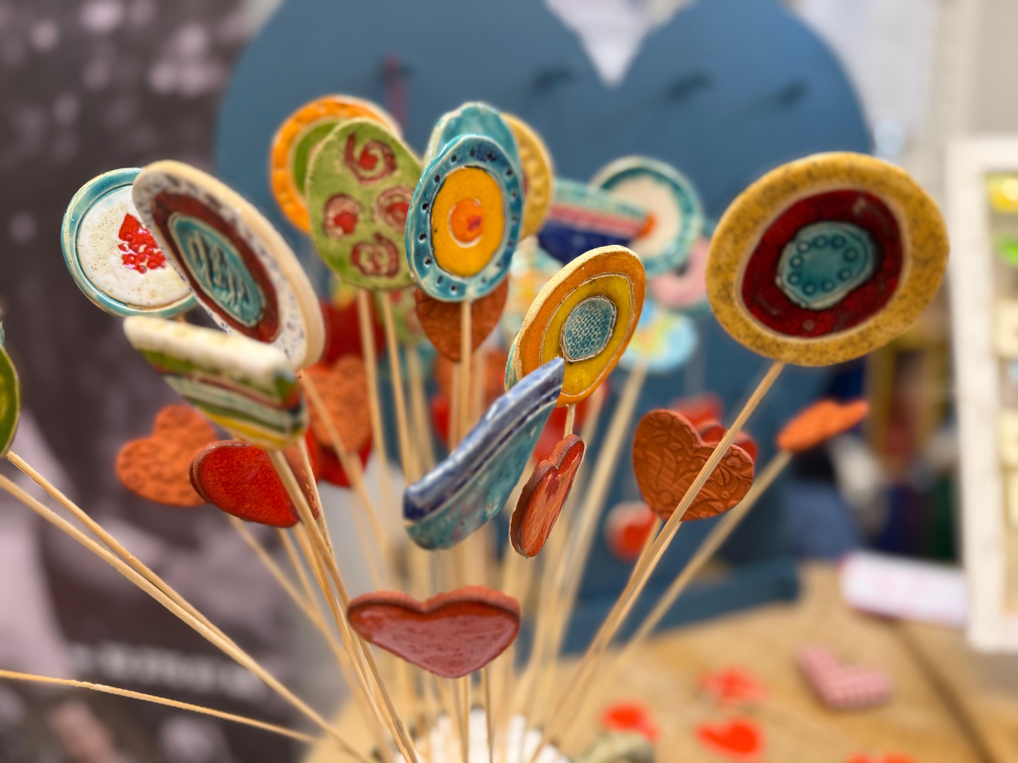 ceramiczne ozdoby na patyku